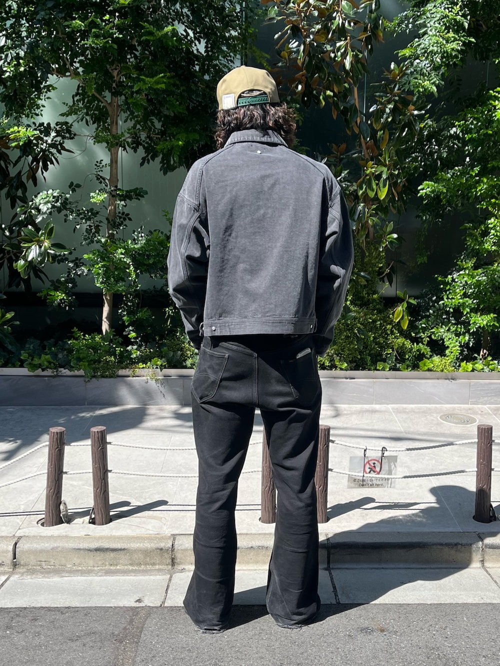 ブラック系のデニムジャケットを着用したメンズの秋コーディネートの2枚目の写真