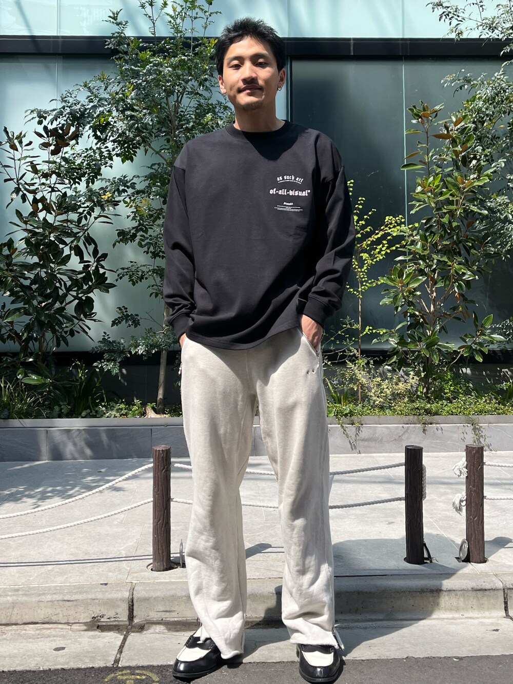 ホワイト系のトップスを着用したメンズの春コーディネートの2枚目の写真