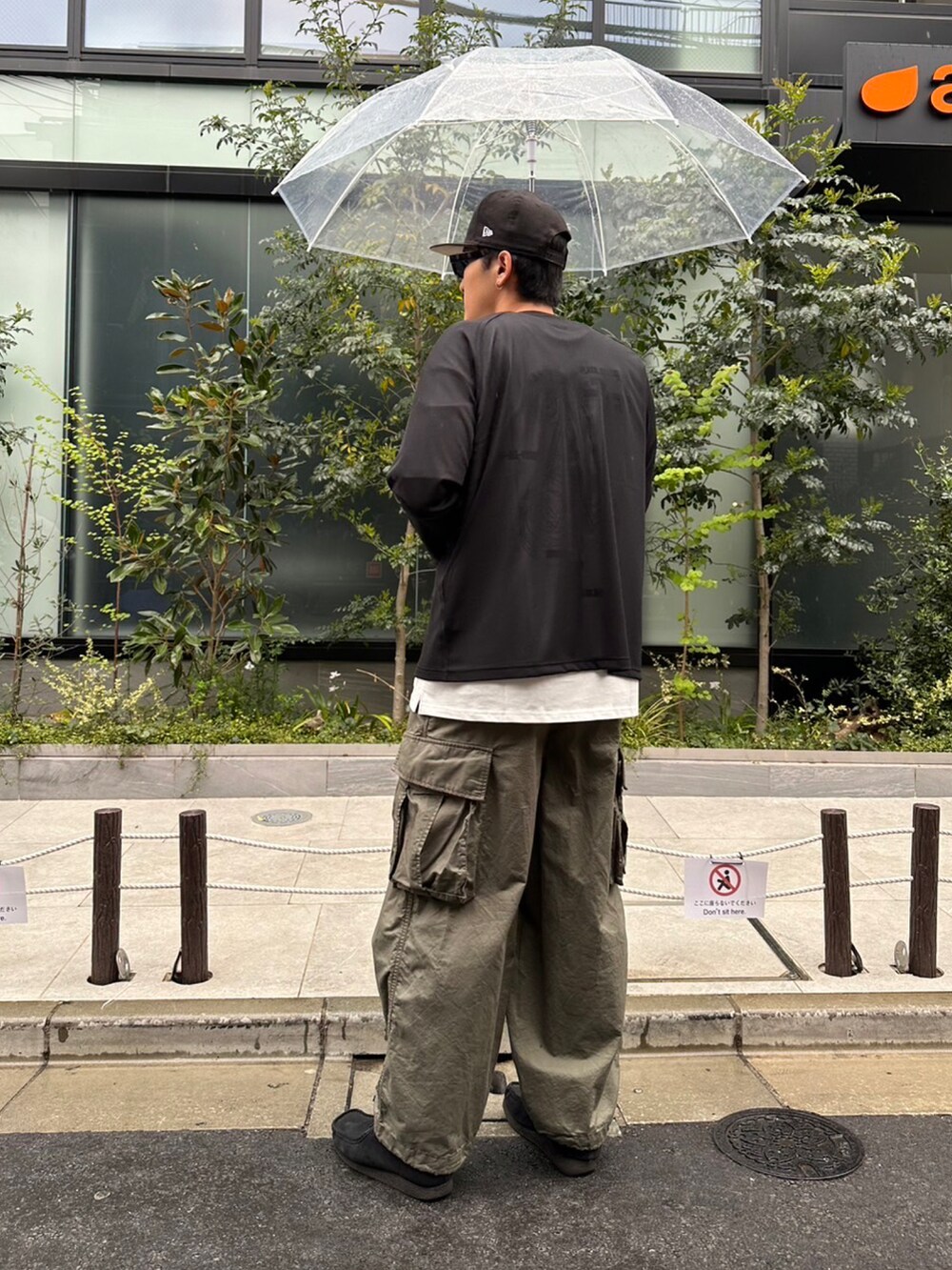 ホワイト系のTシャツ/カットソー、ホワイト系のTシャツ/カットソーを着用したメンズの春コーディネートの2枚目の写真