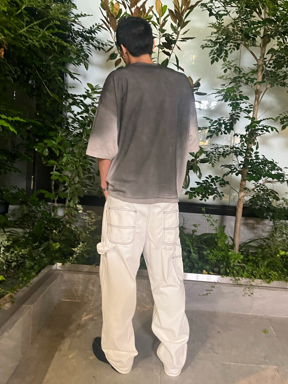 ブラック系のTシャツ/カットソーを着用したメンズの夏コーディネートの2枚目の写真