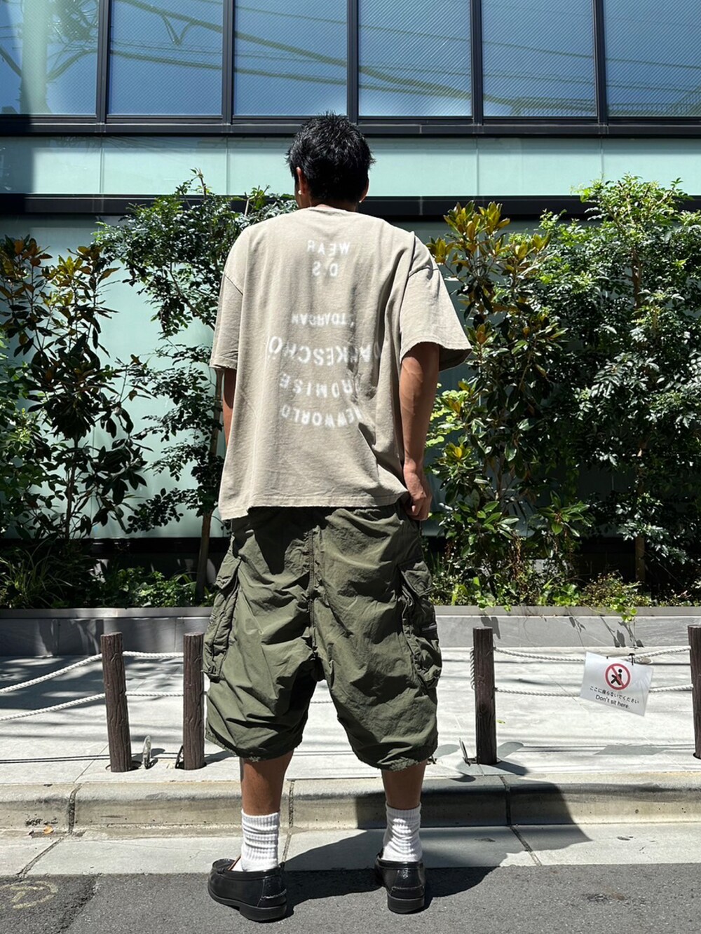 グリーン系のカーゴパンツを着用したメンズの夏コーディネートの2枚目の写真