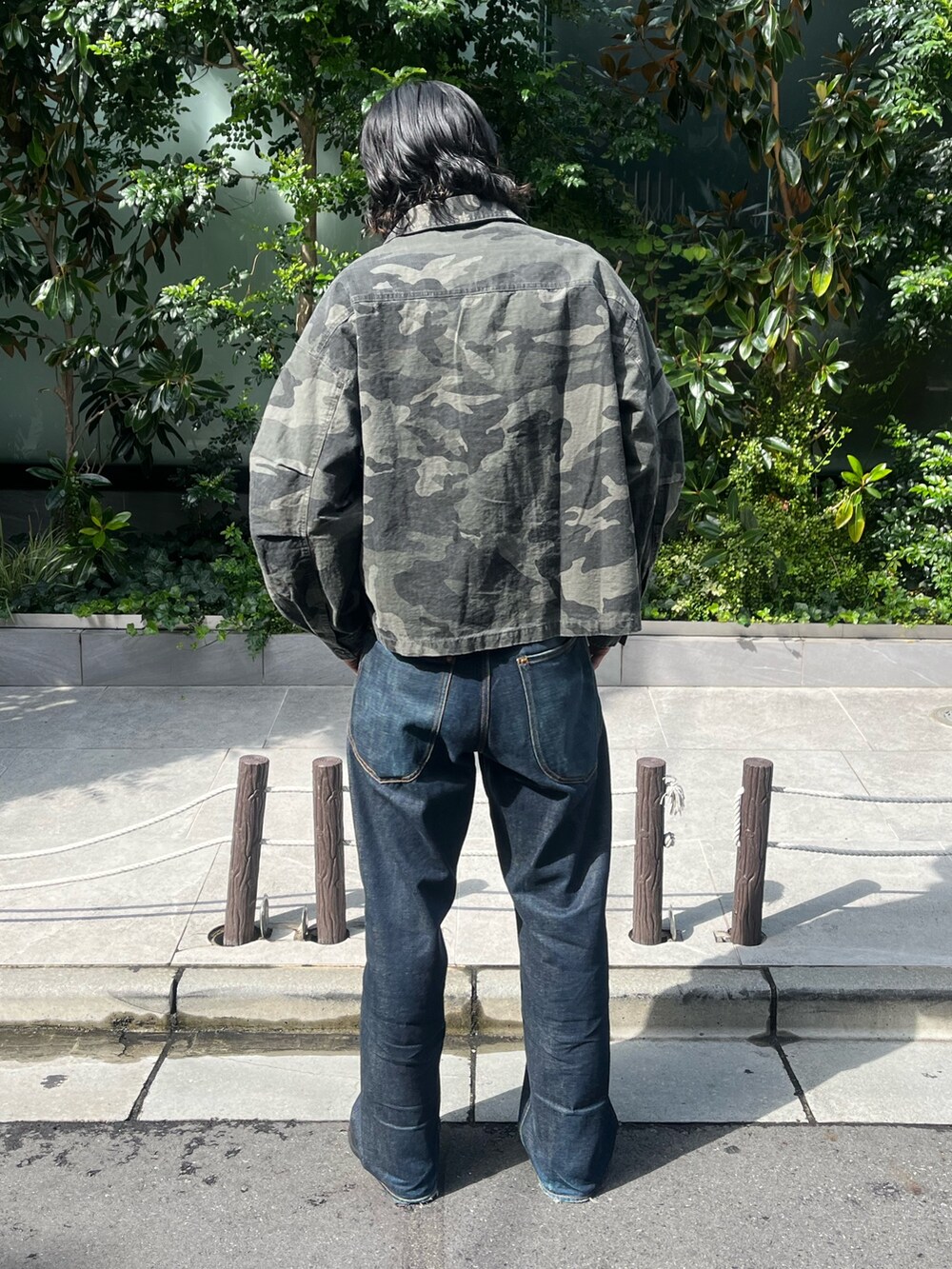 グレー系のシャツ/ブラウスを着用したメンズの秋コーディネートの2枚目の写真