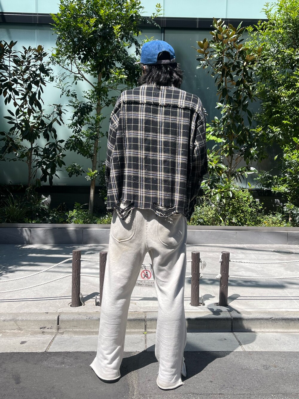 ブラック系のシャツ/ブラウスを着用したメンズの春コーディネートの2枚目の写真