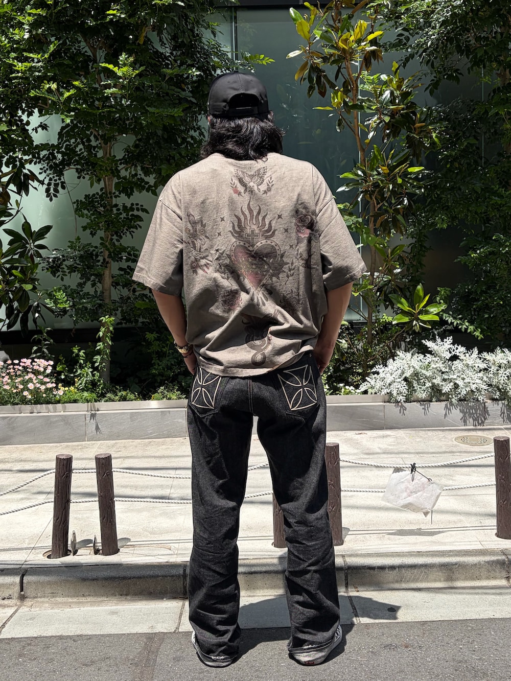 ベージュ系のTシャツ/カットソーを着用したメンズの夏コーディネートの2枚目の写真