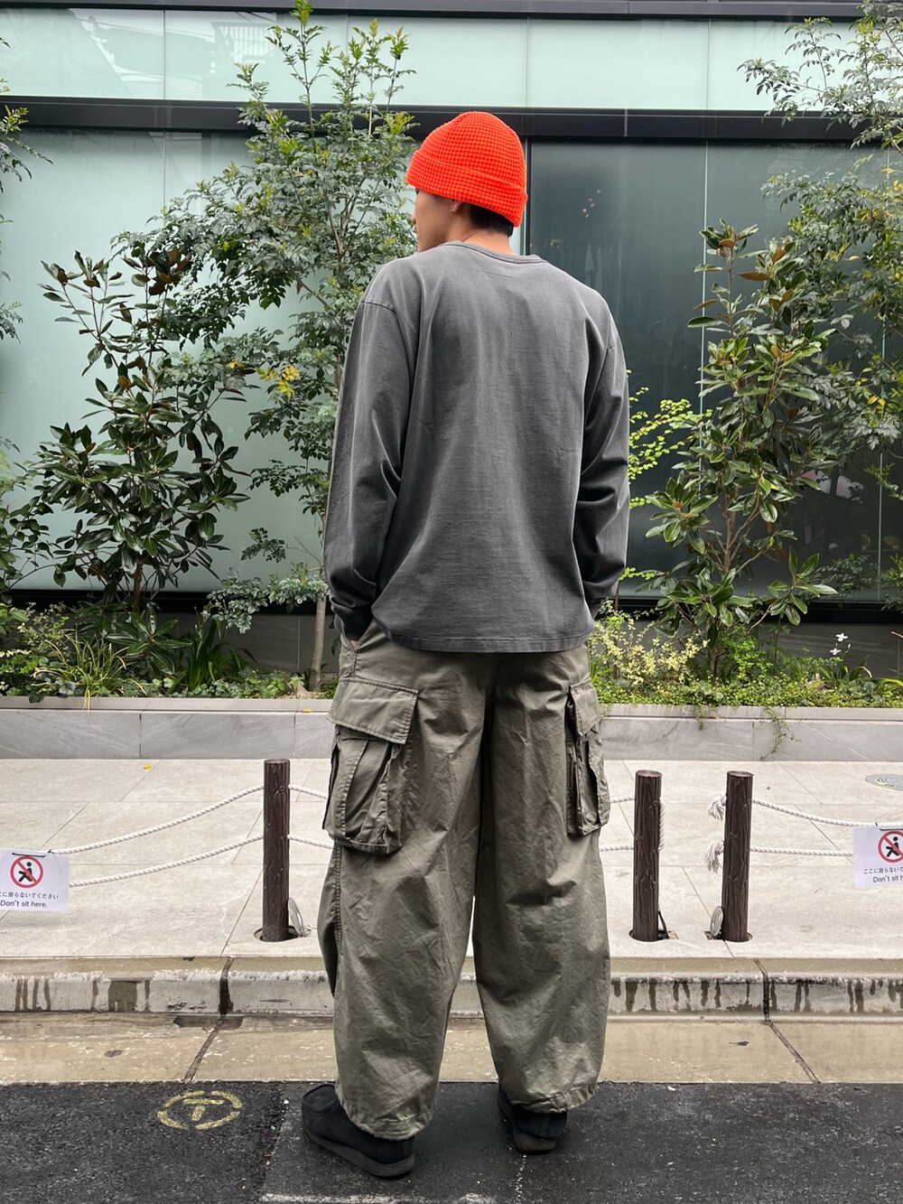 ブラック系のTシャツ/カットソーを着用したメンズの春コーディネートの2枚目の写真
