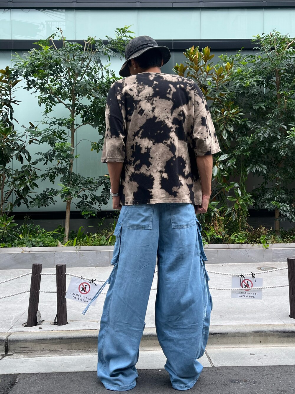 グレー系のTシャツ/カットソー、ブルー系のデニムパンツを着用したメンズの夏コーディネートの2枚目の写真