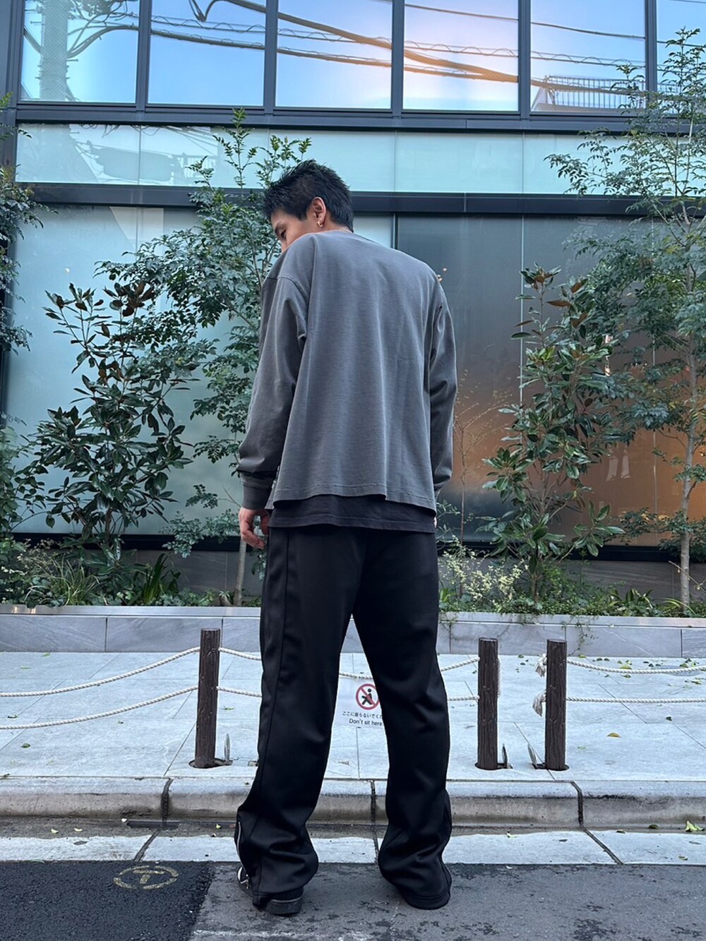 ブラック系のTシャツ/カットソーを着用したメンズの春コーディネートの2枚目の写真