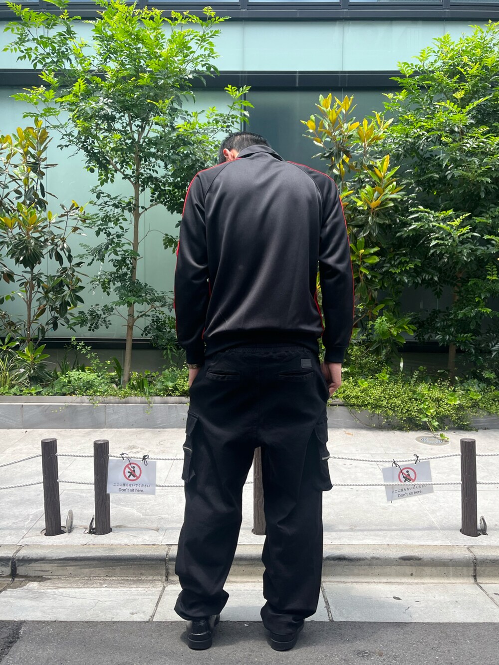 ブラック系のその他パンツを着用したメンズの夏コーディネートの2枚目の写真