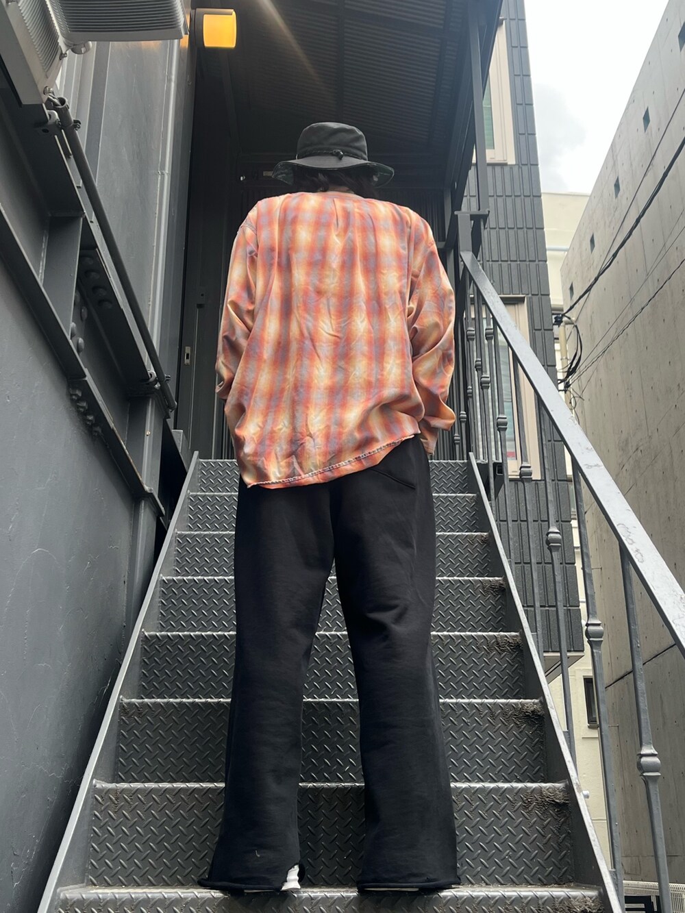 レッド系のシャツ/ブラウスを着用したメンズの春コーディネートの2枚目の写真