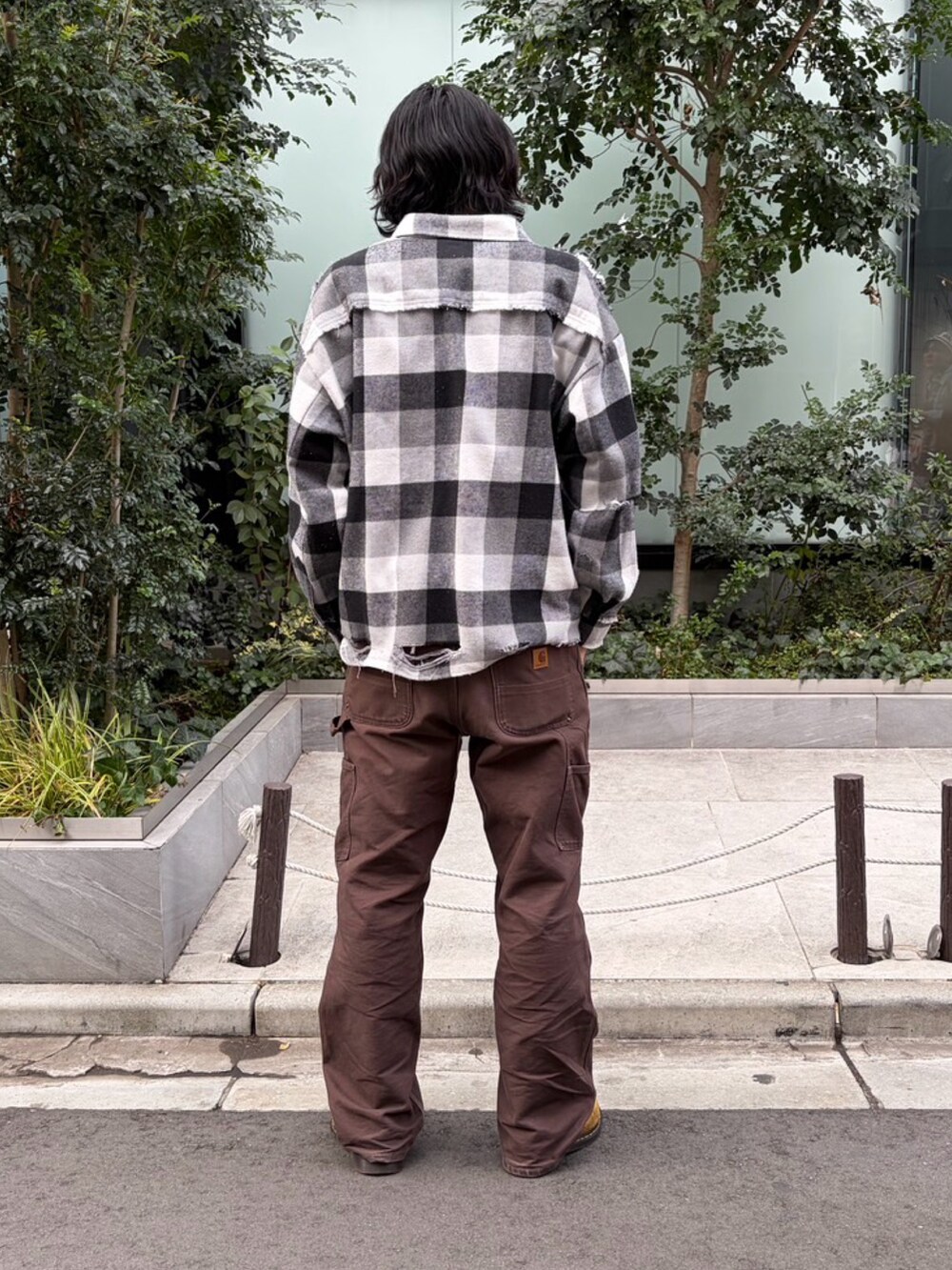 ブラック系のシャツ/ブラウスを着用したメンズの冬コーディネートの2枚目の写真