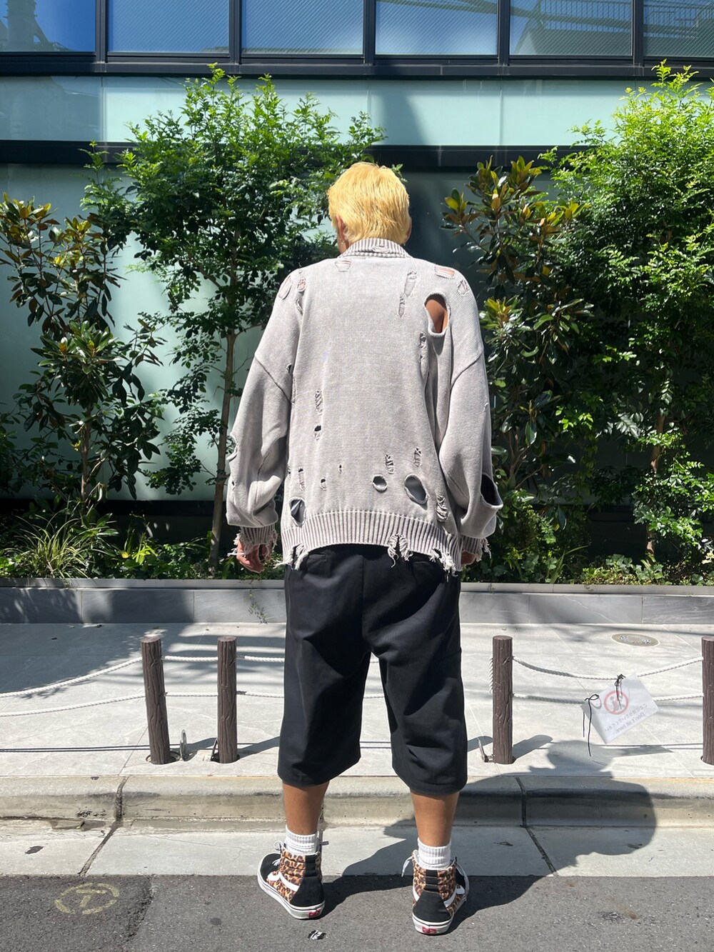 ホワイト系のニット/セーターを着用したメンズの秋コーディネートの2枚目の写真
