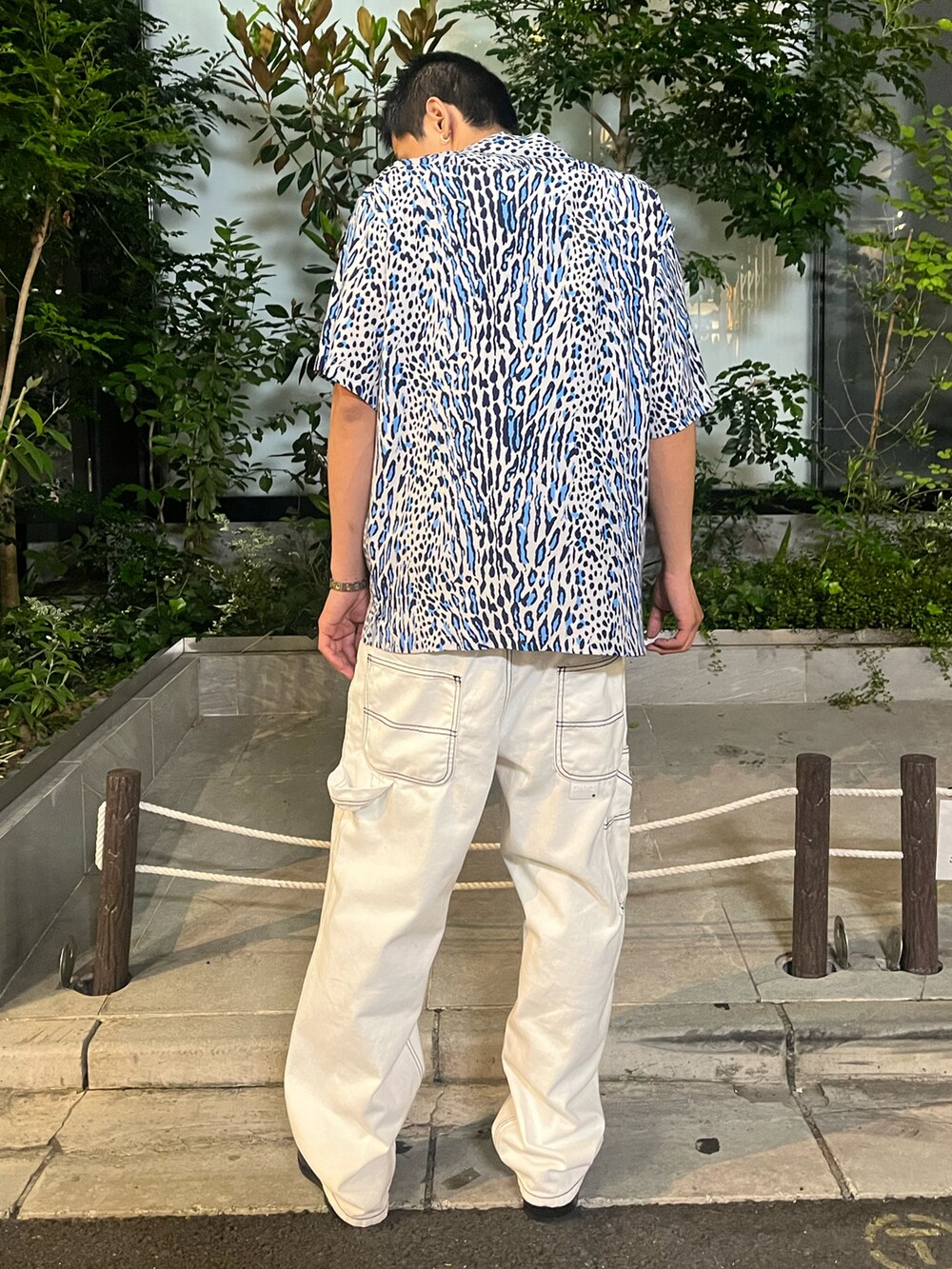 ホワイト系のその他パンツを着用したメンズの夏コーディネートの2枚目の写真