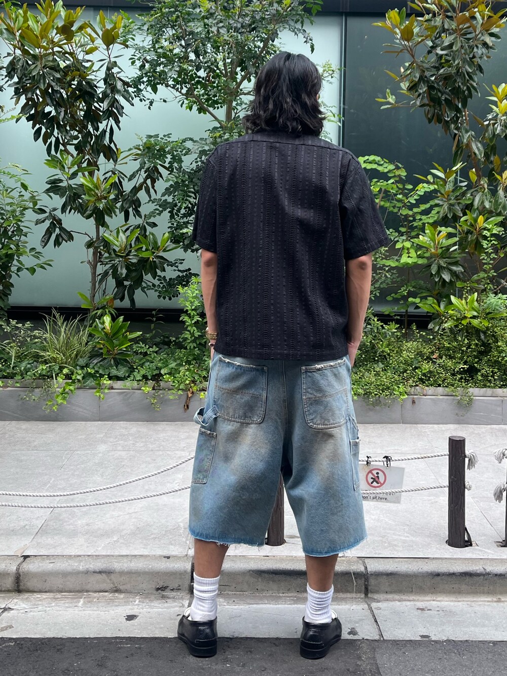 その他のデニムパンツを着用したメンズの夏コーディネートの2枚目の写真