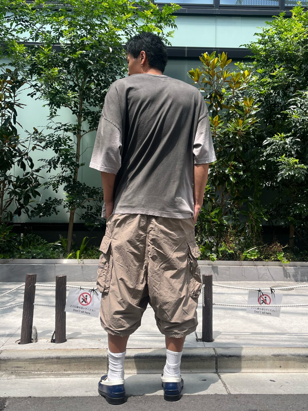 ブラック系のTシャツ/カットソー、ベージュ系のカーゴパンツを着用したメンズの夏コーディネートの2枚目の写真