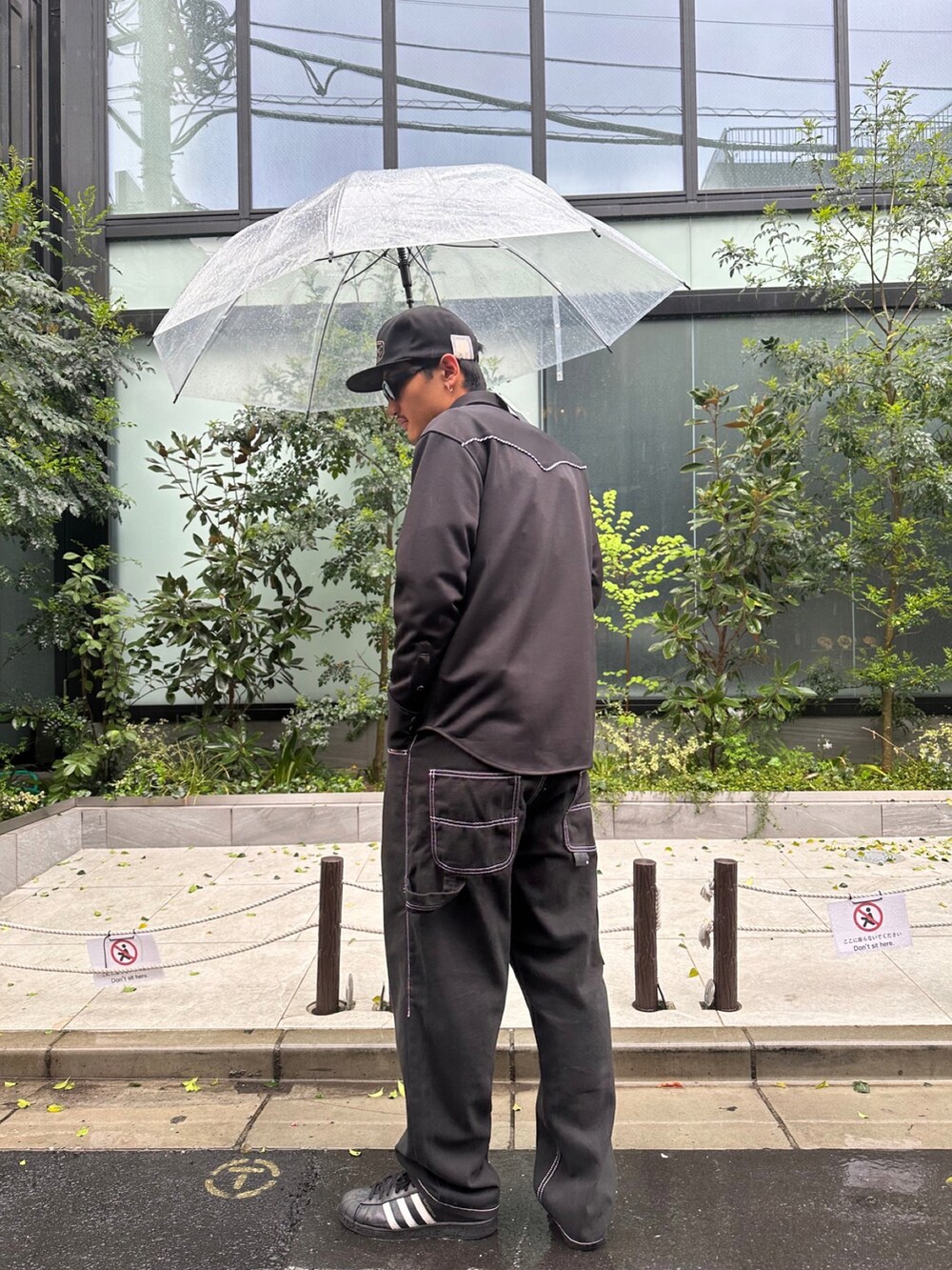 ブラック系のその他パンツを着用したメンズの春コーディネートの2枚目の写真