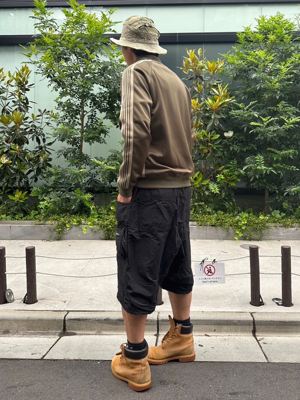 ブラック系のカーゴパンツを着用したメンズの夏コーディネートの2枚目の写真