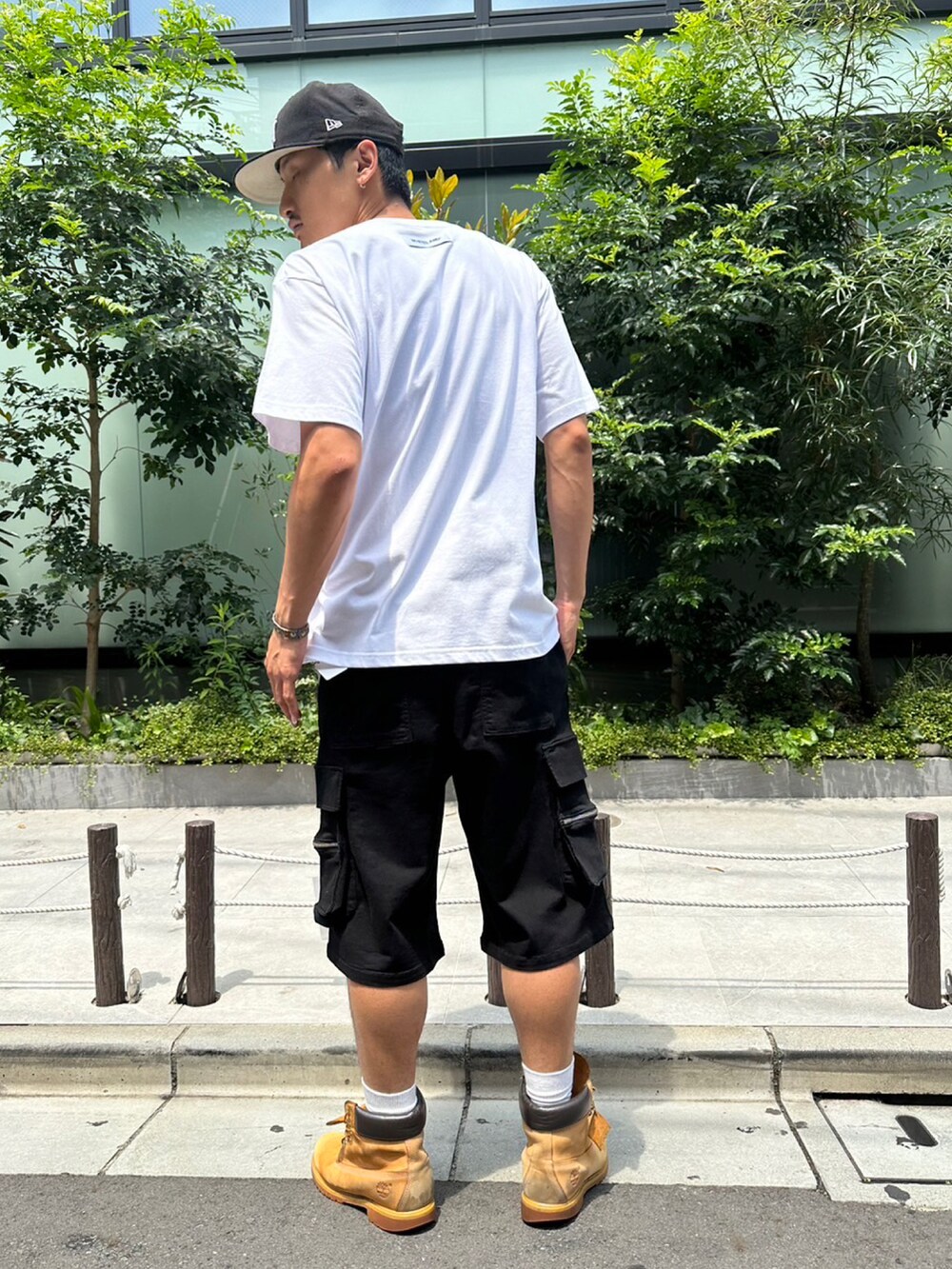 ブラック系のカーゴパンツを着用したメンズの夏コーディネートの2枚目の写真