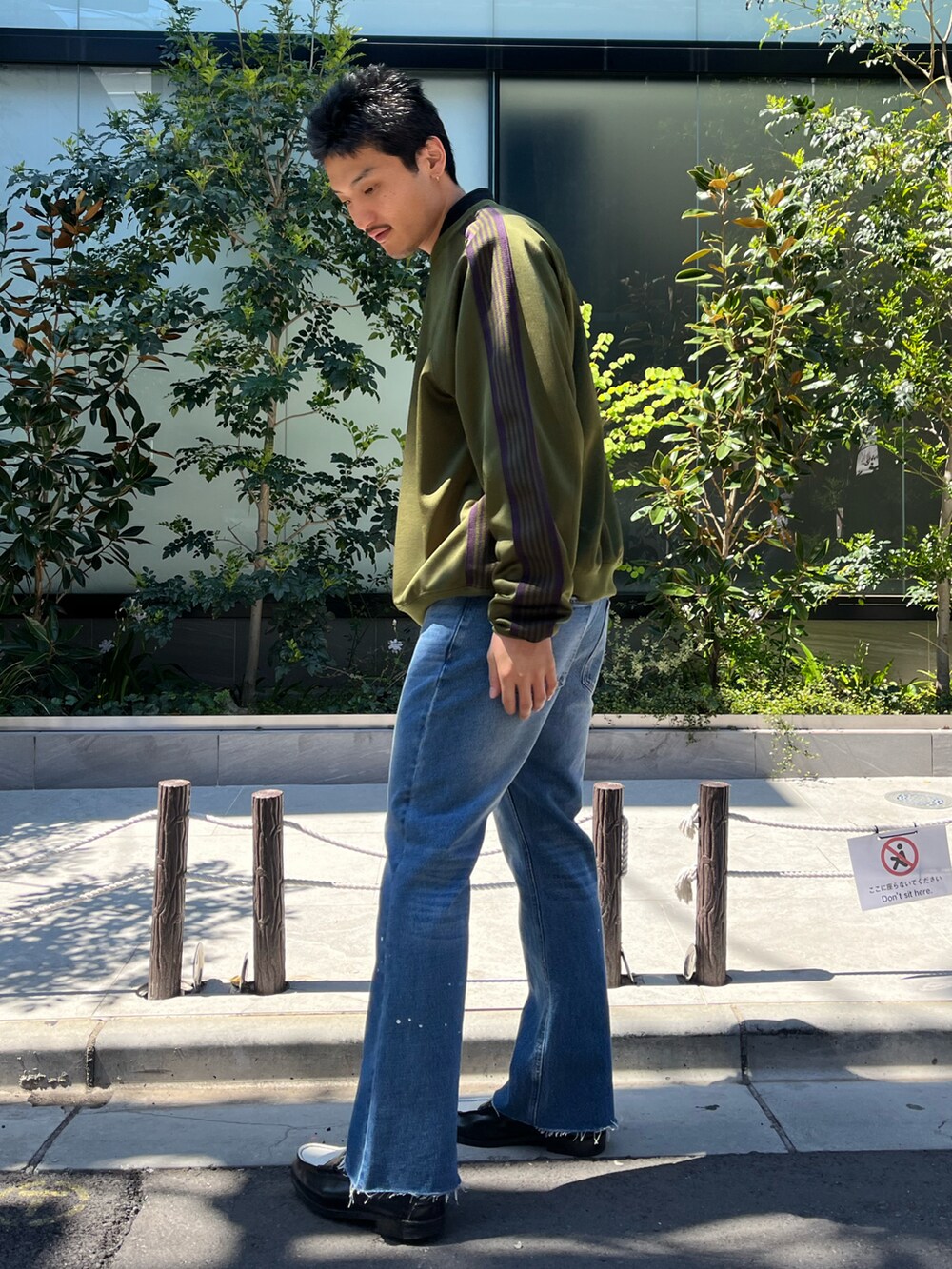 ブルー系のその他パンツを着用したメンズの春コーディネートの2枚目の写真