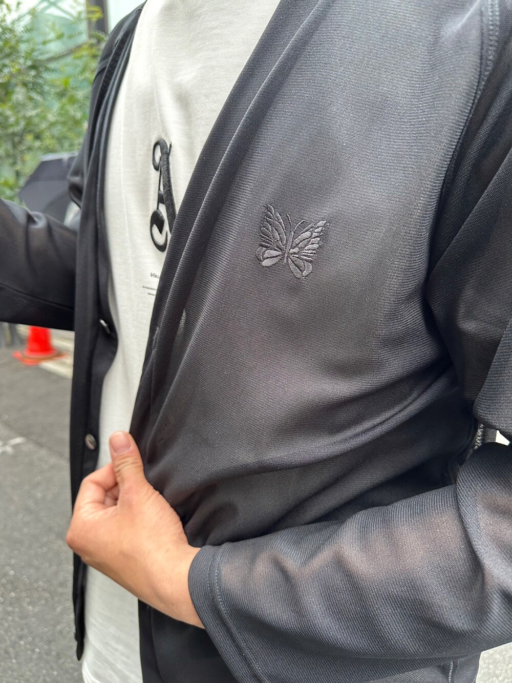 ホワイト系のTシャツ/カットソー、ホワイト系のTシャツ/カットソーを着用したメンズの春コーディネートの3枚目の写真