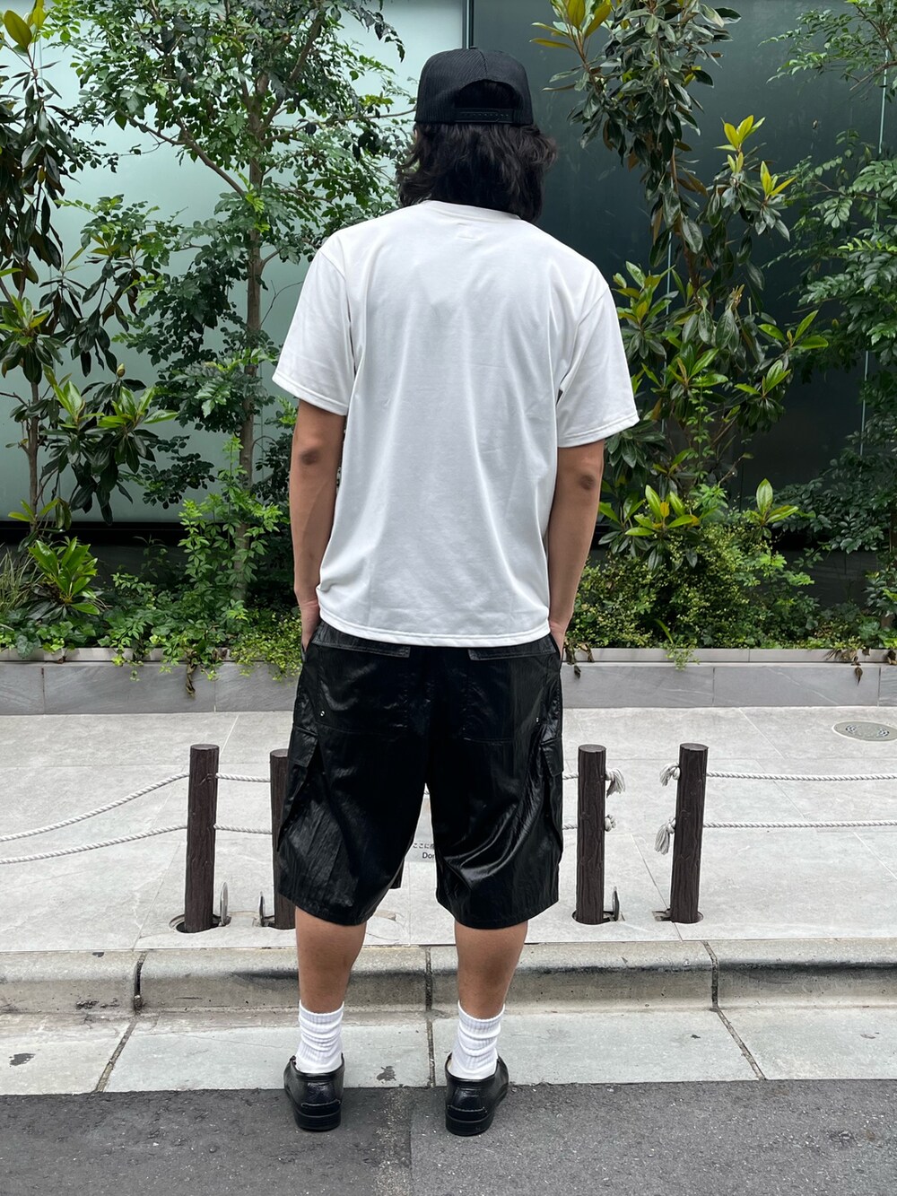 ブラック系のカーゴパンツを着用したメンズの春コーディネートの2枚目の写真