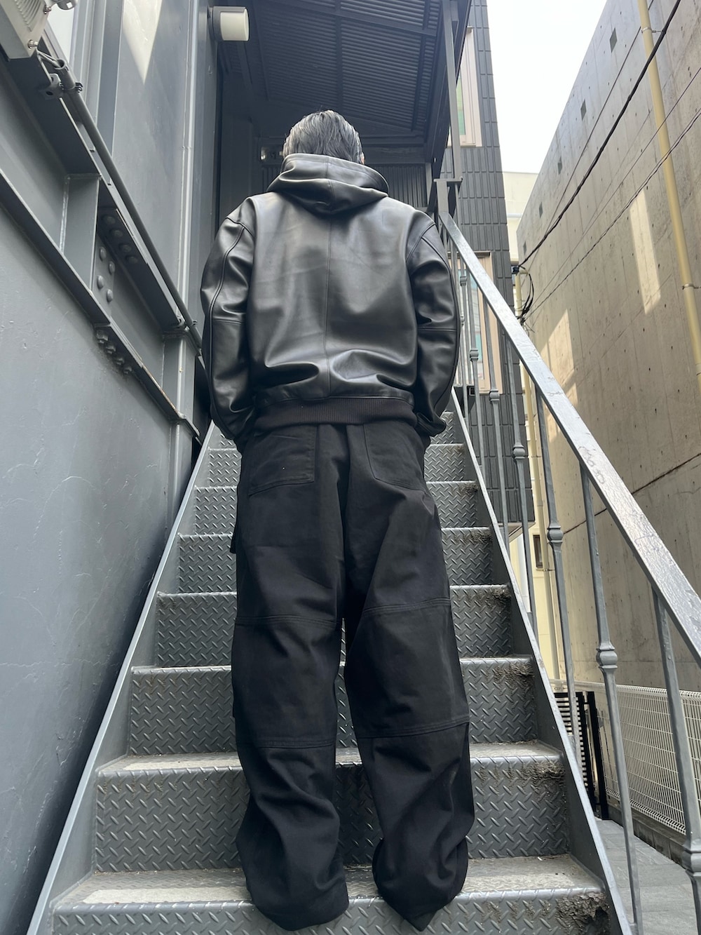 ブラック系のカーゴパンツを着用したメンズの春コーディネートの2枚目の写真