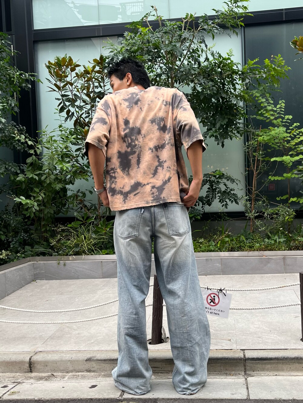 グレー系のTシャツ/カットソーを着用したメンズの夏コーディネートの2枚目の写真