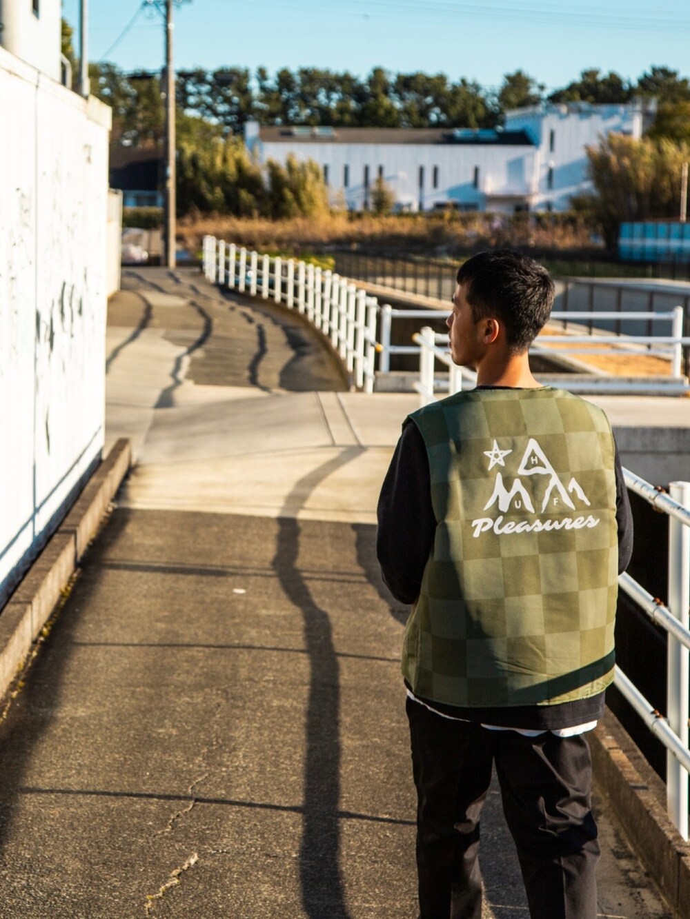 グリーン系のブルゾン、ブラック系のニット/セーター、ブラック系のその他パンツを着用したメンズの冬コーディネートの2枚目の写真