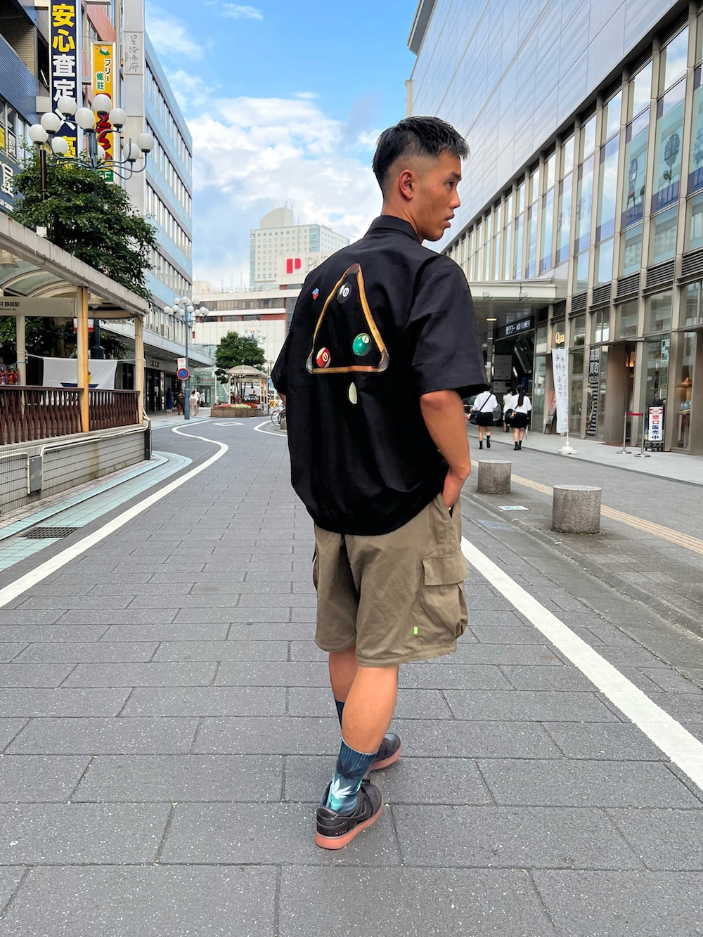 ブラック系のシャツ/ブラウス、グリーン系のカーゴパンツを着用したメンズの夏コーディネートの2枚目の写真