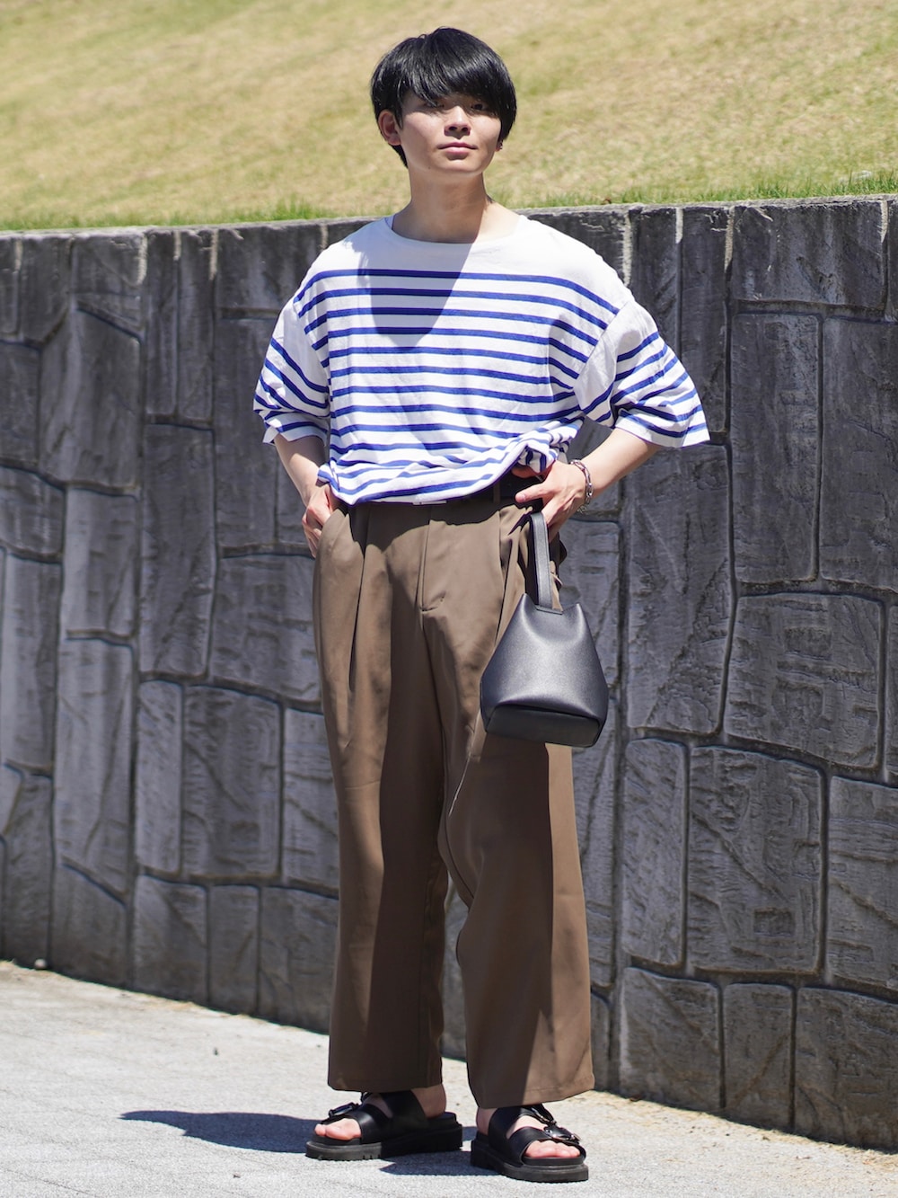 「アツいコーデ全部見せ、夏コーデ、カジュアルコーデ、タックイン、サンダル、ブラウンパンツ、ボーダー、青ボーダー、サコッシュ」｜「BEAUTY&YOUTH UNITED ARROWSのハンギング ポーチ バッグ（ハンドバッグ、ブラック系）」を使った、りゅんやさん（メンズ・174cm）の夏コーディネートの2枚目の写真