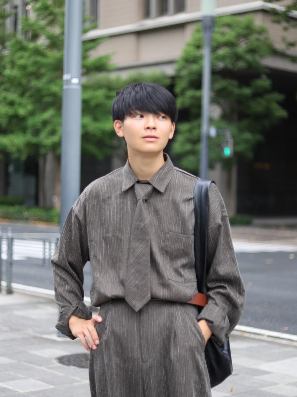 「カーキ、秋っぽコーデ更新中、秋のコーデ、秋服、革靴、ネクタイ、セットアップ、シャツスタイル、ストライプ、ワイドパンツ、レザーバッグ、シンプルコーデ、epnok」｜「epnokのセンタープレスワイドバギースラックス（スラックス、グリーン系）」を使った、りゅんやさん（メンズ・174cm）の秋コーディネートの3枚目の写真