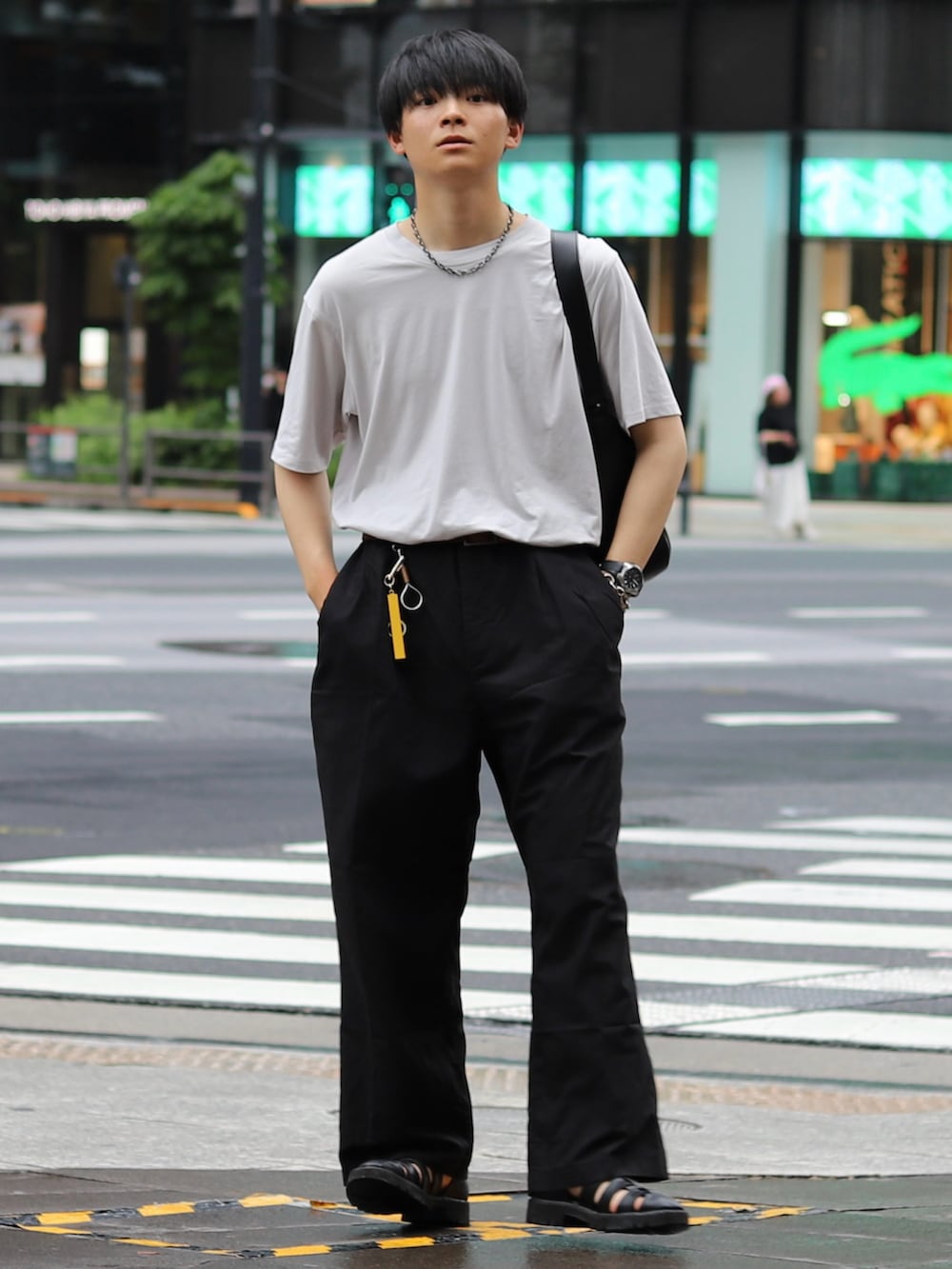 「Tシャツ、白Tシャツ、Tシャツスタイル、タックイン、ワイドパンツ、グルカサンダル、サンダル、モノトーン、シンプルコーデ、大人カジュアル、休日コーデ、ブラック、ラフコーデ」｜「RAGEBLUEのボリュームソール/グルカシューズ/263210（サンダル、ブラック系）」を使った、りゅんやさん（メンズ・174cm）の夏コーディネートの4枚目の写真