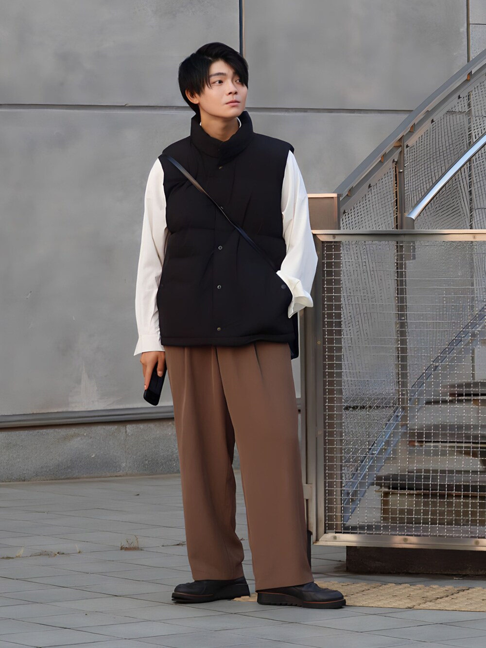 「ファッションを楽しもう、秋のコーデ、パテットジャケット、大人カジュアル、休日コーデ、ビッグシルエット、シャツスタイル、ブラウン色に染まれ、ブラウンパンツ、ベスト、革靴」｜「HAREのシャークソールUチップシューズ(HARE)（ドレスシューズ、ブラック系）」を使った、りゅんやさん（メンズ・174cm）の秋コーディネートの2枚目の写真