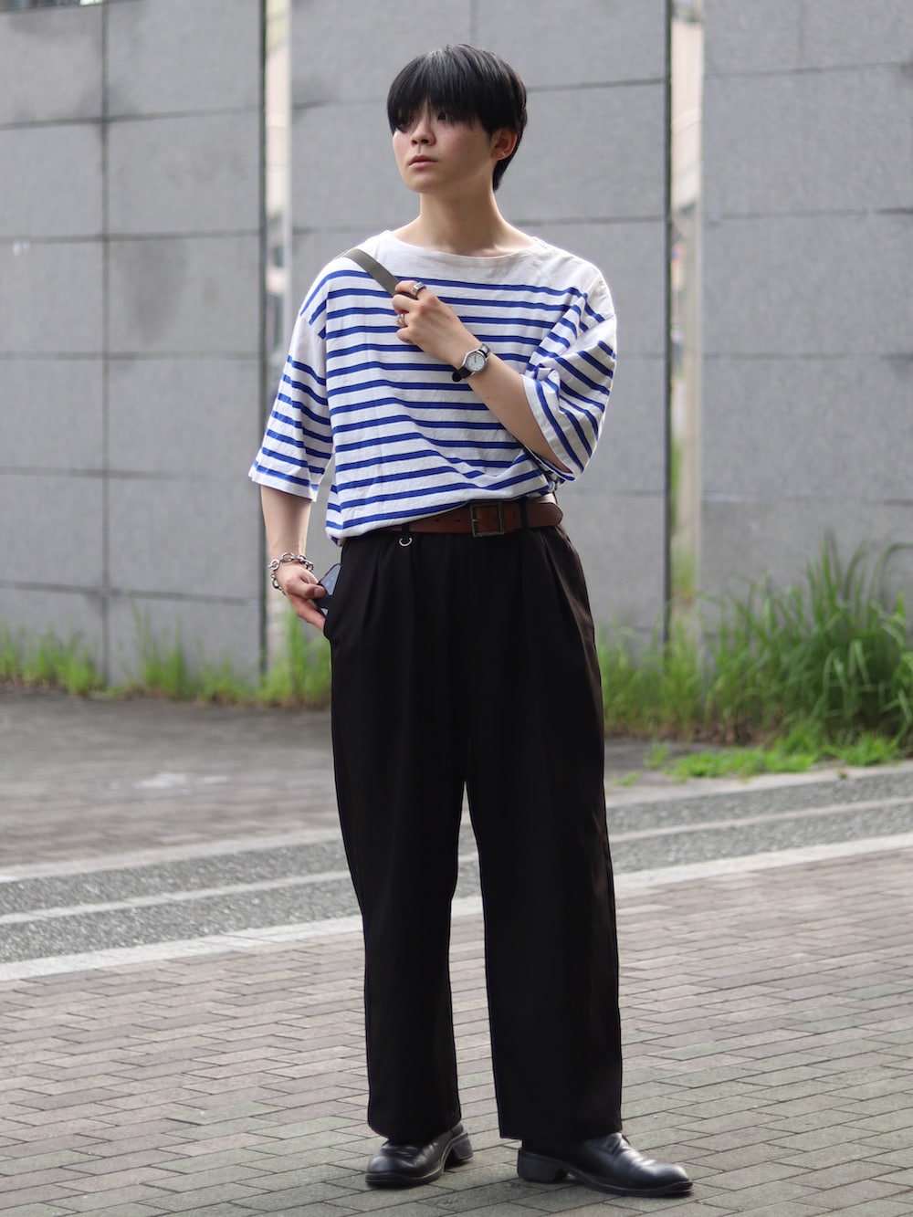 「Tシャツ、ボーダー、ボーダートップス、スラックス、黒、タックイン、Tシャツコーデ、革靴、夏コーデ、春夏コーデ」｜「URBAN RESEARCHのUSAコットンバスクTシャツ（Tシャツ/カットソー、ブルー系）」を使った、りゅんやさん（メンズ・174cm）の夏コーディネートの3枚目の写真