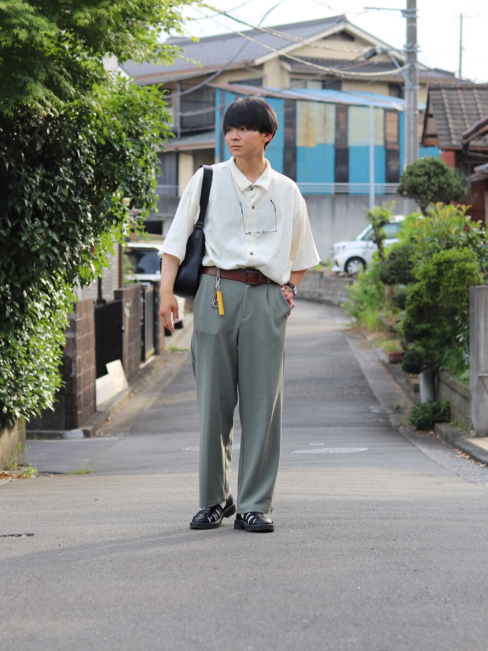 「休日スタイル、きれいめカジュアル、オトナカジュアル、シンプルスタイル、大人コーデ、おしゃ見えテクニック、おしゃれさんと繋がりたい、シャツスタイル、シャツ、大人カジュアル、スラックス、夏コーデ」｜「WONDER WONDERのハイウエスト ワイドスラックス / high waist wide slacks（スラックス、グリーン系）」を使った、りゅんやさん（メンズ・174cm）の夏コーディネートの2枚目の写真