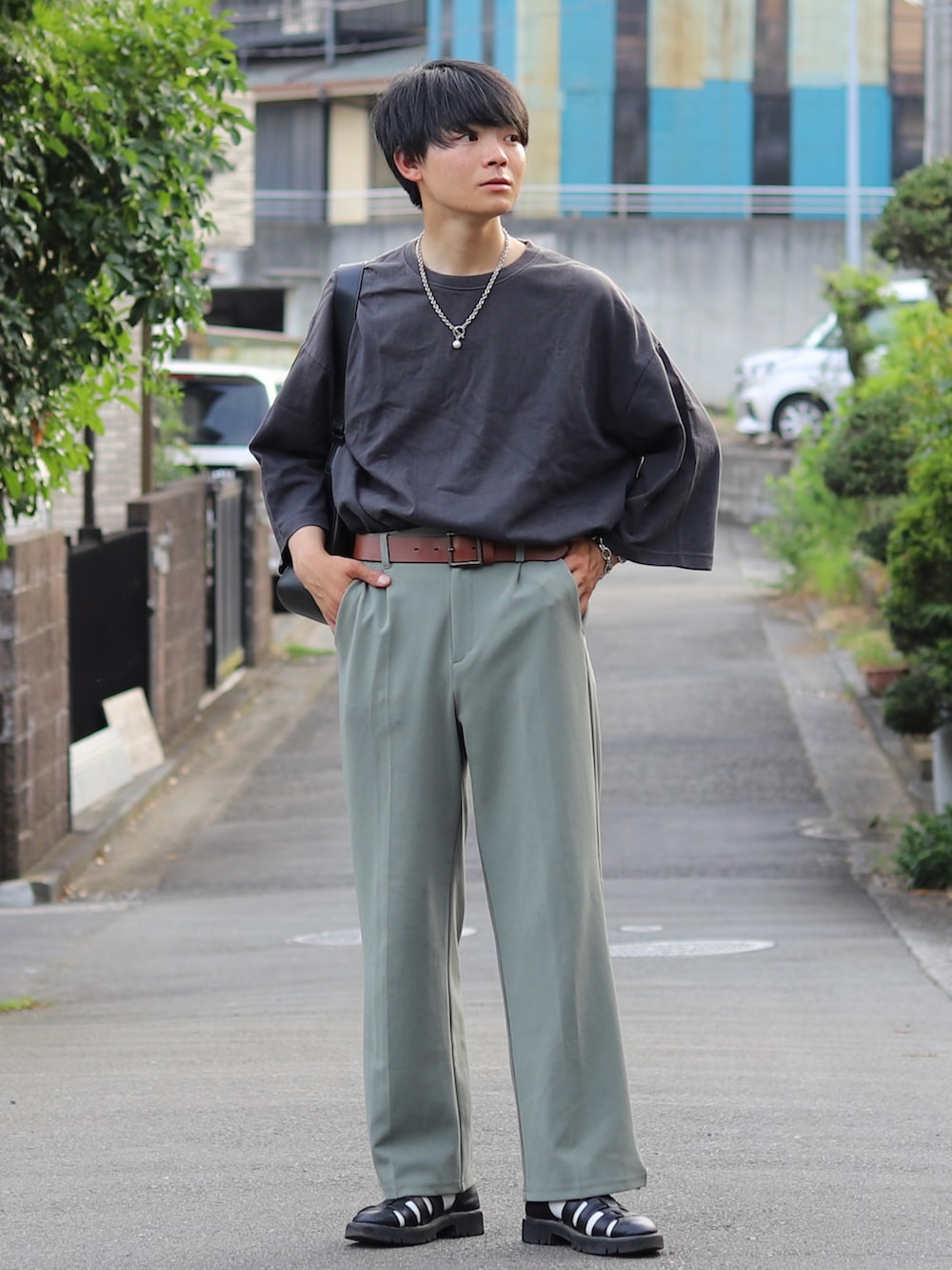 「休日スタイル、きれいめカジュアル、夏コーデ、シンプルスタイル、メンズファッション、黒Tシャツ、タックイン、タックイン男子、ラフコーデ、スラックス、キレイめ、淡色コーデ、淡色」｜「WONDER WONDERのハイウエスト ワイドスラックス / high waist wide slacks（スラックス、グリーン系）」を使った、りゅんやさん（メンズ・174cm）の夏コーディネートの3枚目の写真