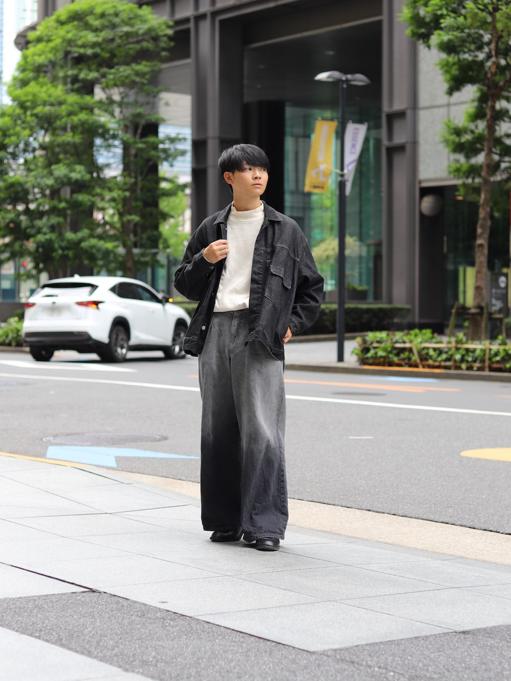 「秋っぽコーデ更新中、レイヤードスタイル、モノトーン、グラデーションデニム、グラデーション、デニムジャケット、ワイドパンツ、タックイン、モックネック、革靴、ブラック、ホワイト、デニムパンツ」｜「WYM LIDNMのHEAVY OZ WIDE DENIM SET-UP（セットアップ、ブラック系）」を使った、りゅんやさん（メンズ・174cm）の秋コーディネートの4枚目の写真