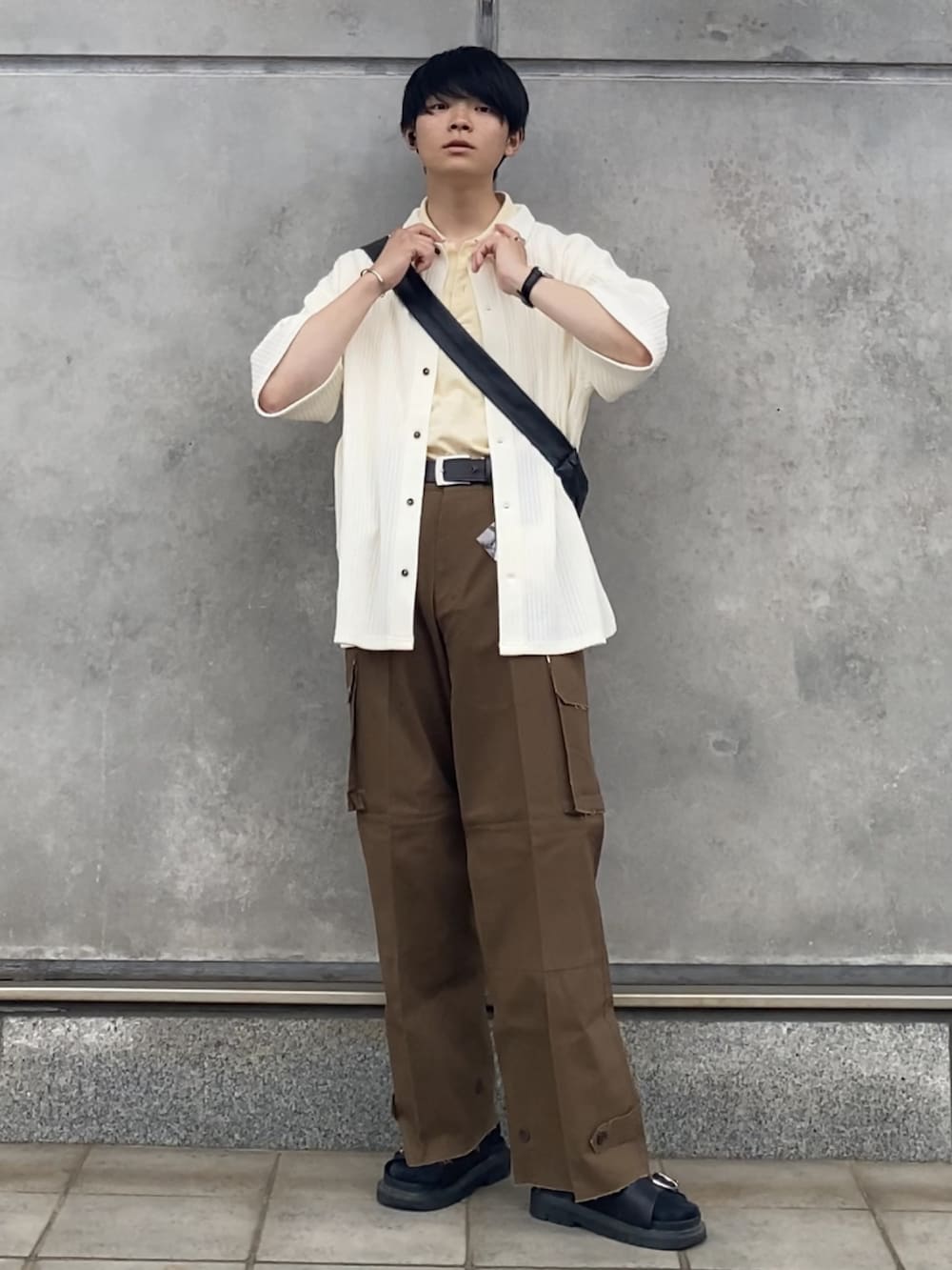 「レイヤードスタイル、シャツ好き集まれ、夏コーデ、シャツスタイル、シャツレイヤード、イエロー、ブラウンコーデ、メンズファッション、ポロシャツ、サンダルコーデ、サンダルに靴下、ショルダーバッグ、キーネック、デートコーデ、UNIQLO」｜「soerteのWide straight military pants / ワイドストレート ミリタリー カーゴパンツ（カーゴパンツ、ブラウン系）」を使った、りゅんやさん（メンズ・174cm）の夏コーディネートの2枚目の写真