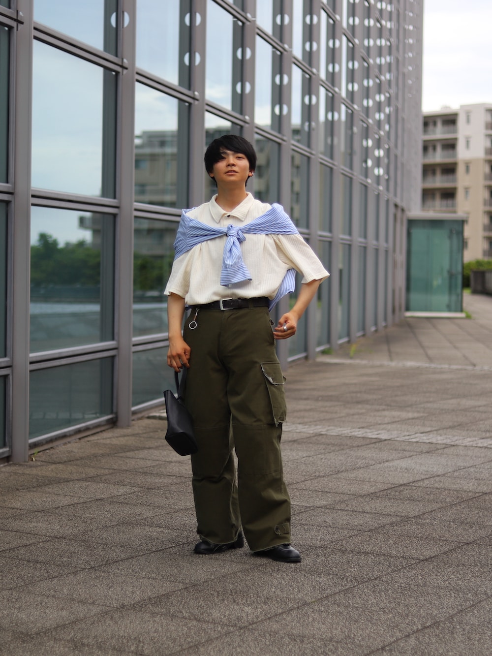 「休日スタイル、きれいめカジュアル、たすき掛け、たすき掛けコーデ、シャツスタイル、ミリタリー、カーゴパンツ、グルカサンダル、サンダル、大人コーデ、夏ファッション」｜「soerteのWide straight military pants / ワイドストレート ミリタリー カーゴパンツ（カーゴパンツ、グリーン系）」を使った、りゅんやさん（メンズ・174cm）の夏コーディネートの2枚目の写真