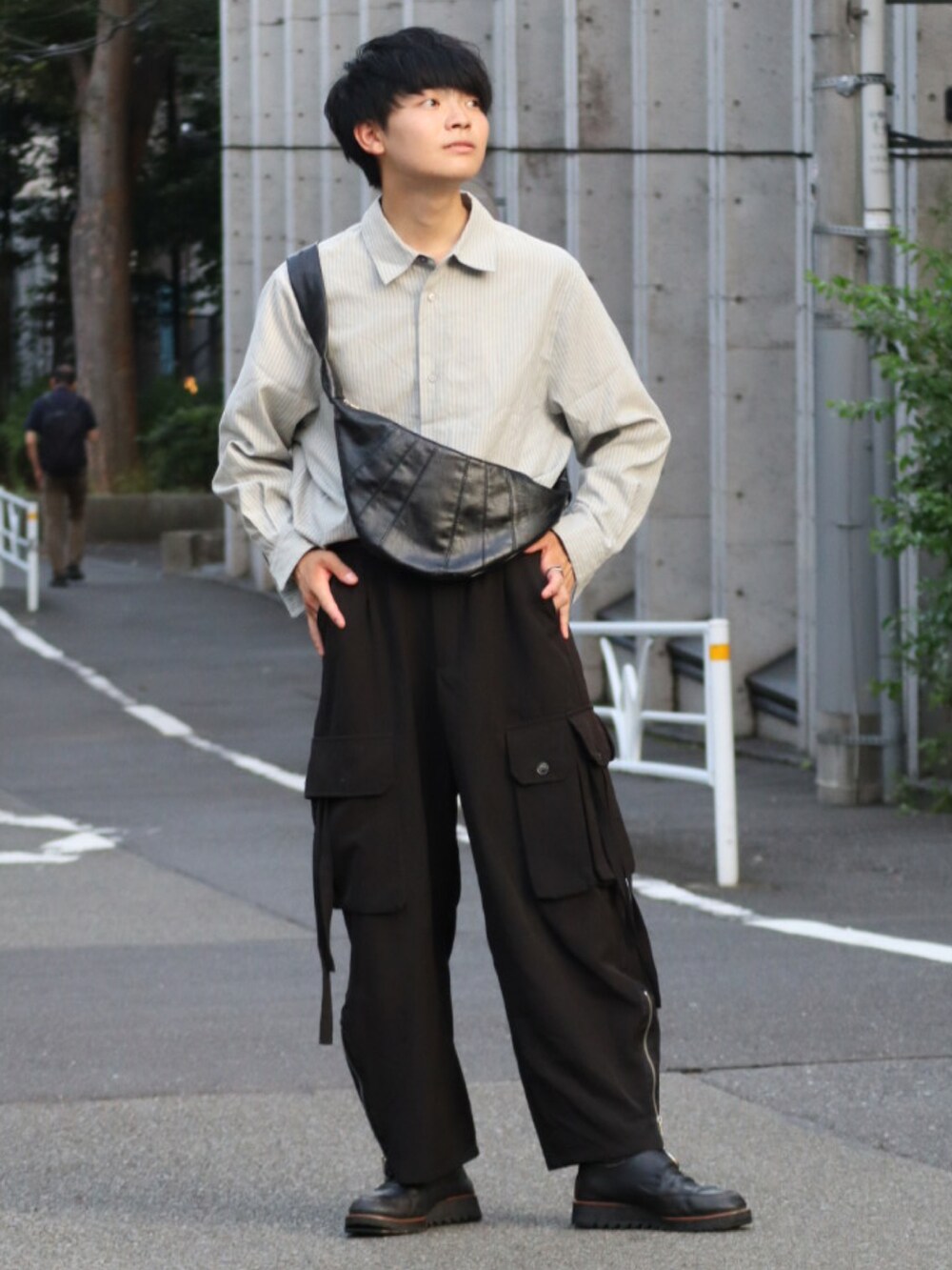 「秋服準備はじめました、休日コーデ、大人コーデ、メンズコーデ、タックイン、カーゴパンツ、ローファー、ボディバッグ、ストライプシャツ」｜「HAREのシャークソールUチップシューズ(HARE)（ドレスシューズ、ブラック系）」を使った、りゅんやさん（メンズ・174cm）の秋コーディネートの2枚目の写真