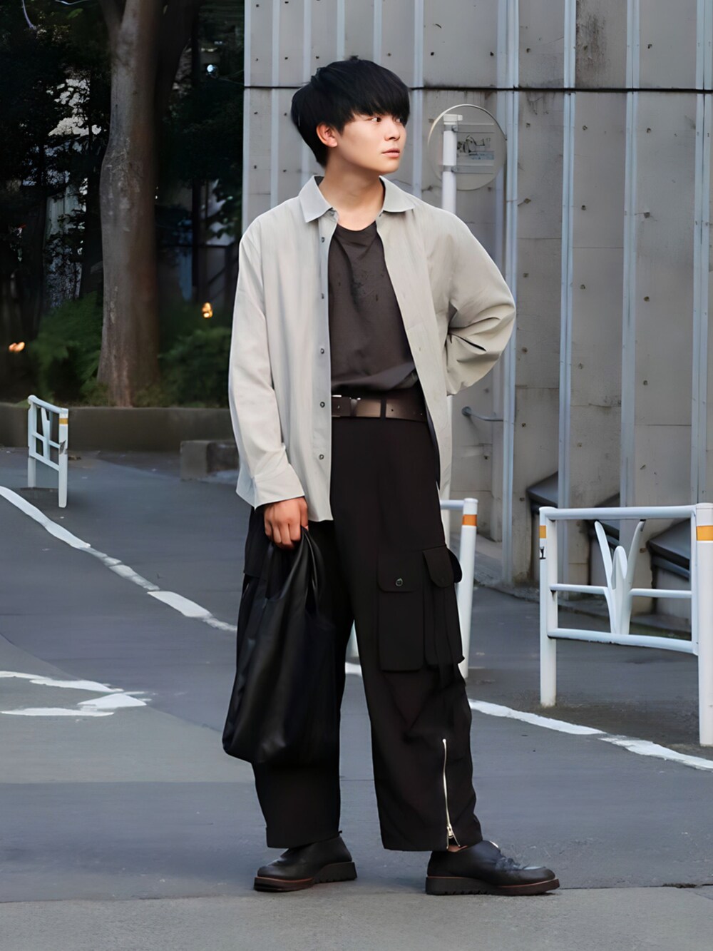 グレー系のシャツ/ブラウス、ブラック系のカーゴパンツ、ブラック系のドレスシューズを着用したメンズの秋コーディネートの2枚目の写真