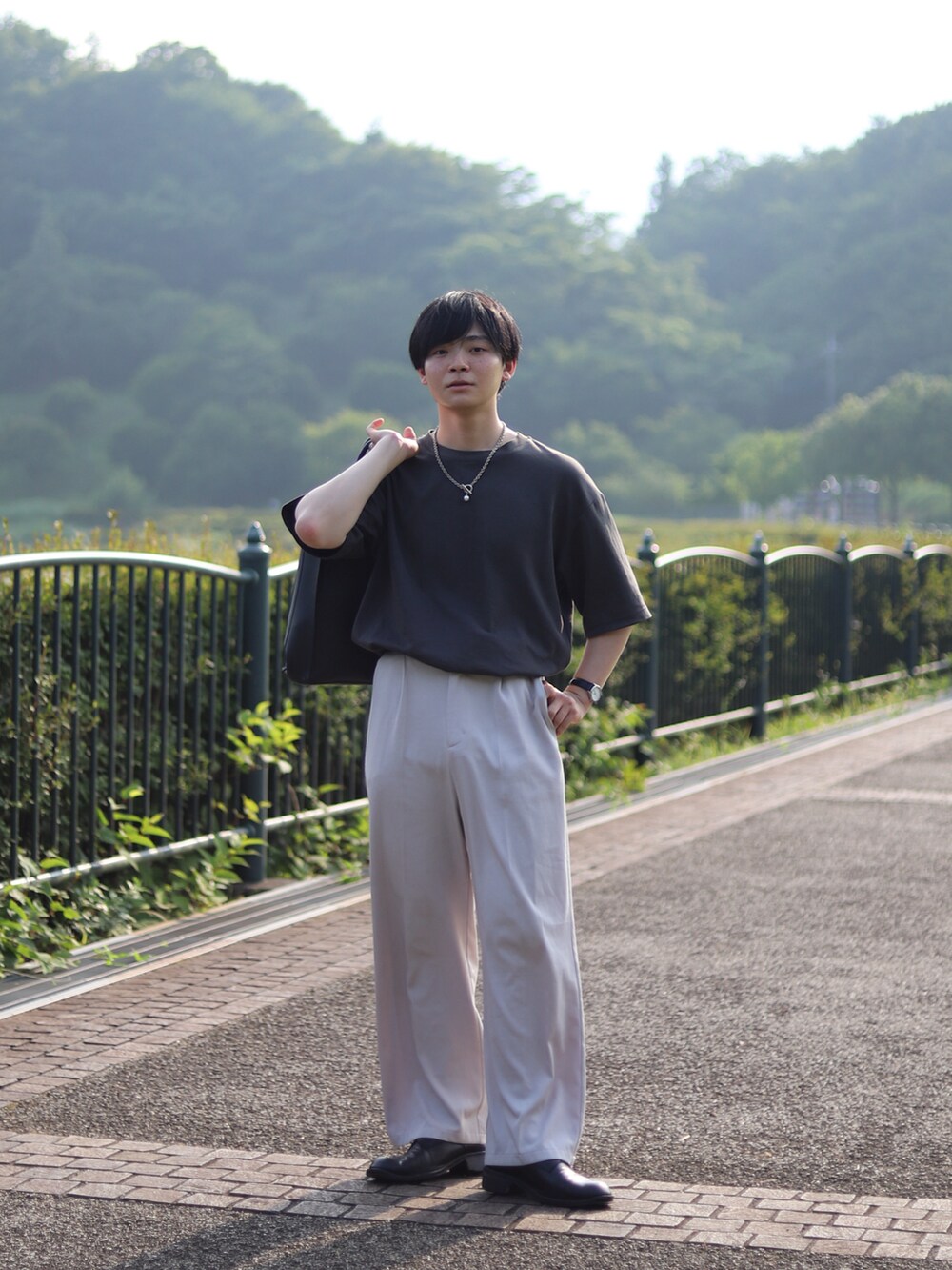 「夏ルックで気分アップ、Tシャツ、タックイン、白パンツ、革靴、トートバッグ、革バッグ、レザー、夏コーデ、WEARyouthコーデ」｜「POUTOJOURUの【ポートジュール】 レザー　クラシック縦型トートバッグ ZOZOTOWN限定（トートバッグ、ブラック系）」を使った、りゅんやさん（メンズ・174cm）の夏コーディネートの2枚目の写真