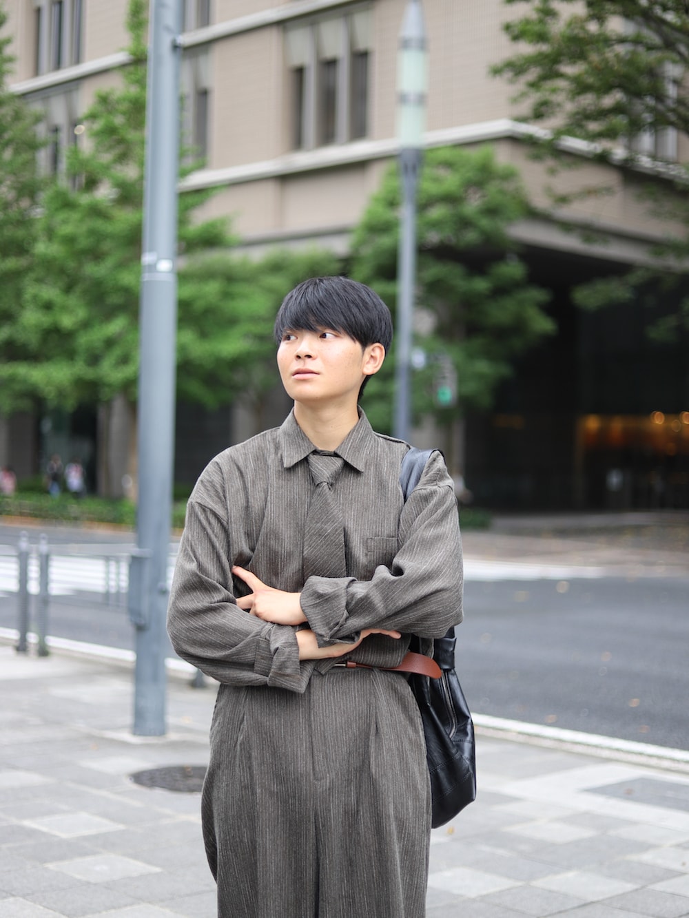 「カーキ、秋っぽコーデ更新中、秋のコーデ、秋服、革靴、ネクタイ、セットアップ、シャツスタイル、ストライプ、ワイドパンツ、レザーバッグ、シンプルコーデ、epnok」｜「epnokのセンタープレスワイドバギースラックス（スラックス、グリーン系）」を使った、りゅんやさん（メンズ・174cm）の秋コーディネートの4枚目の写真