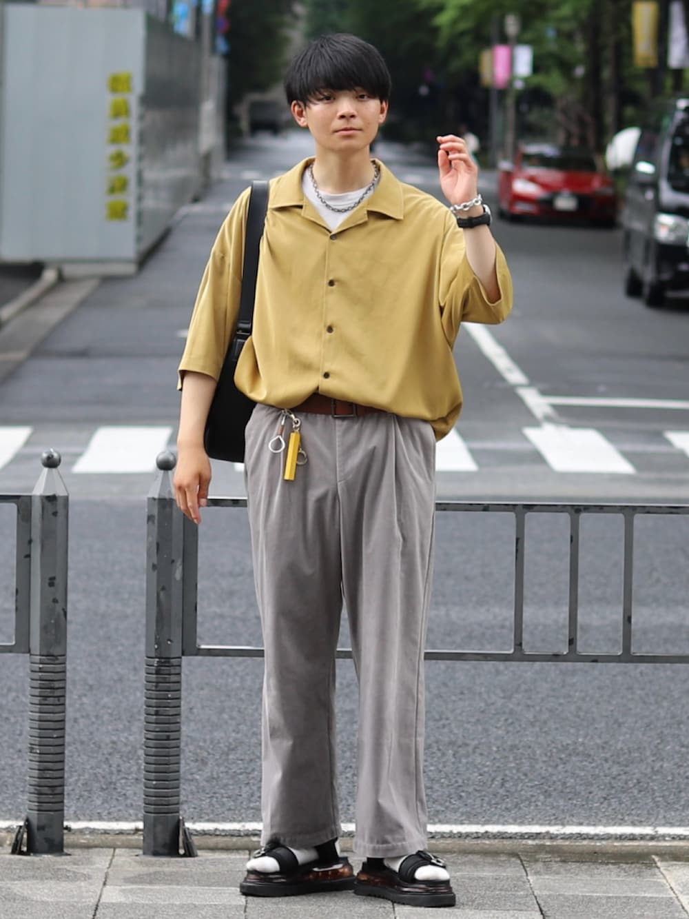 「夏コーデ、休日コーデ、今日のコーデ、サンダル、休日スタイル、ビッグシルエット、淡色コーデ、カラーコーデ、シャツスタイル、シャツ、タックイン、タックインコーデ、オープンカラーシャツ」|「CASPER JOHNのVarious Dolman Shirts/バリアスドルマンシャツ(シャツ/ブラウス、イエロー系)」を使った、りゅんやさん(メンズ・174cm)の夏コーディネートの2枚目の写真