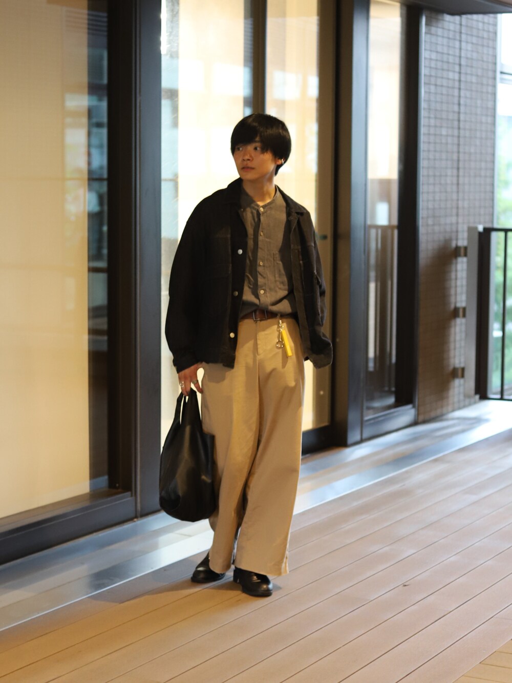「淡色コーデ、アウトドアスタイル、カジュアルコーデ、メンズコーデ、キレイめカジュアル、革靴、ワイドパンツ、デニムジャケット、革バッグ、レザーバッグ、シャツスタイル、シャツコーデ、タックイン、ブラウン」｜「RAGEBLUEのシンセティックレザー/ヒールシューズ（ドレスシューズ、ブラック系）」を使った、りゅんやさん（メンズ・174cm）の秋コーディネートの3枚目の写真