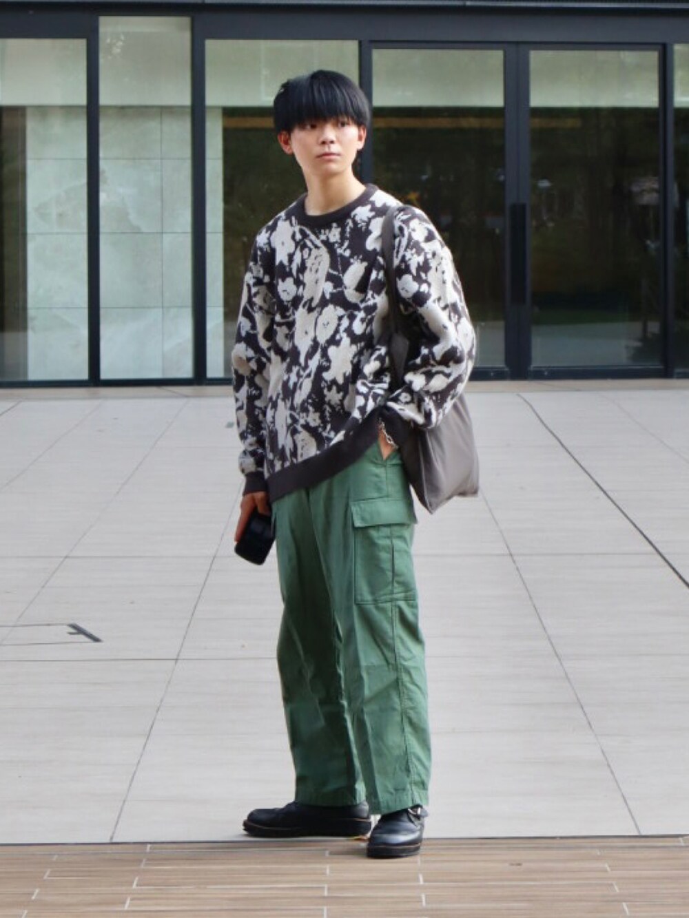 「今日のコーデ、ビッグシルエット、フラワープリント、フラワーニット、カーゴパンツ、トートバッグ、ローファー、秋服準備はじめました、シンプルスタイル」｜「UNIQLOのアイテム（カーゴパンツ、グリーン系）」を使った、りゅんやさん（メンズ・174cm）の秋コーディネートの2枚目の写真