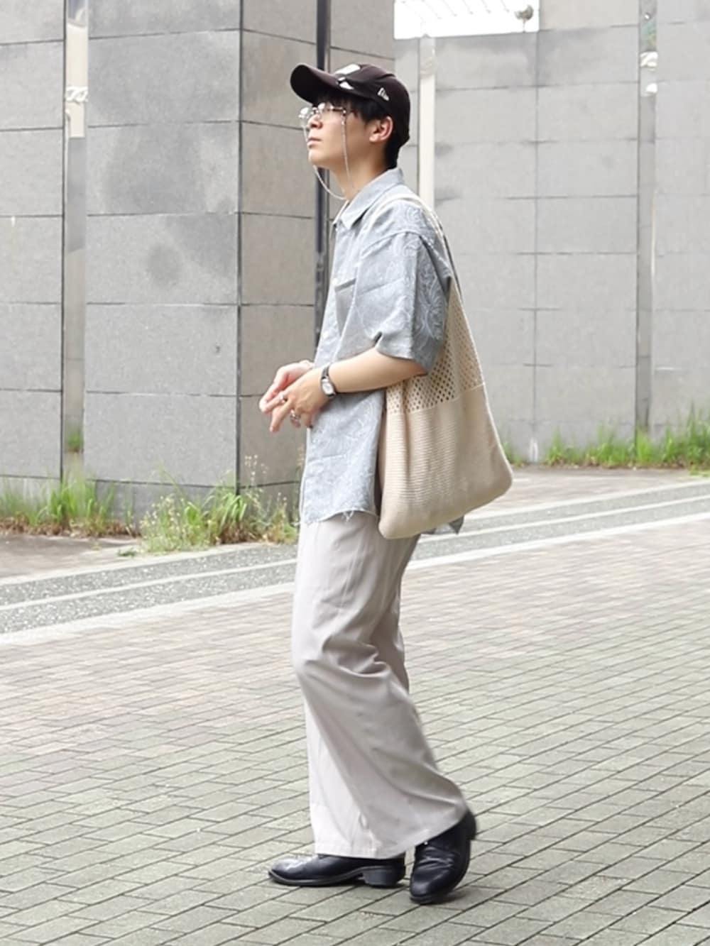「柄シャツ、夏コーデ、革靴、白パンツ、ブルー、ホワイト、レザーシューズ、トートバッグ、WEARyouthコーデ、キャップ、メガネ男子」｜「MONKEY TIMEの＜monkey time＞ PE JACQUARD CUT-OFF SHIRT/シャツ（シャツ/ブラウス、ブルー系）」を使った、りゅんやさん（メンズ・174cm）の夏コーディネートの4枚目の写真