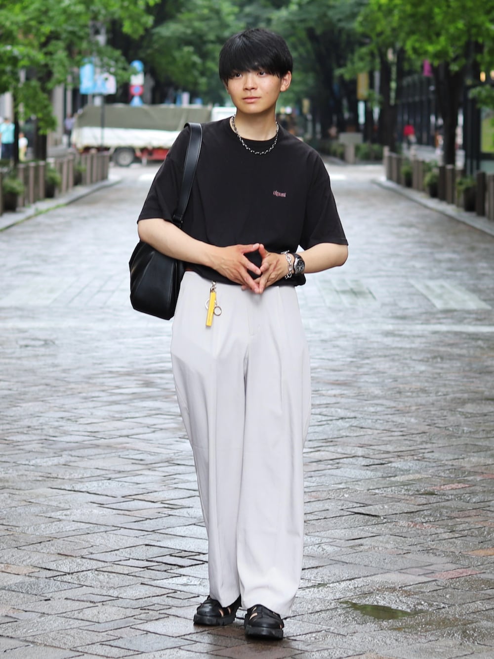 「メンズコーデ、Tシャツ、タックイン、夏コーデ、黒Tシャツ、タックインコーデ、スラックス、白パンツ、グルカサンダル、サンダル」｜「epnokのストレートカラースラックスパンツ（スラックス、ホワイト系）」を使った、りゅんやさん（メンズ・174cm）の夏コーディネートの2枚目の写真