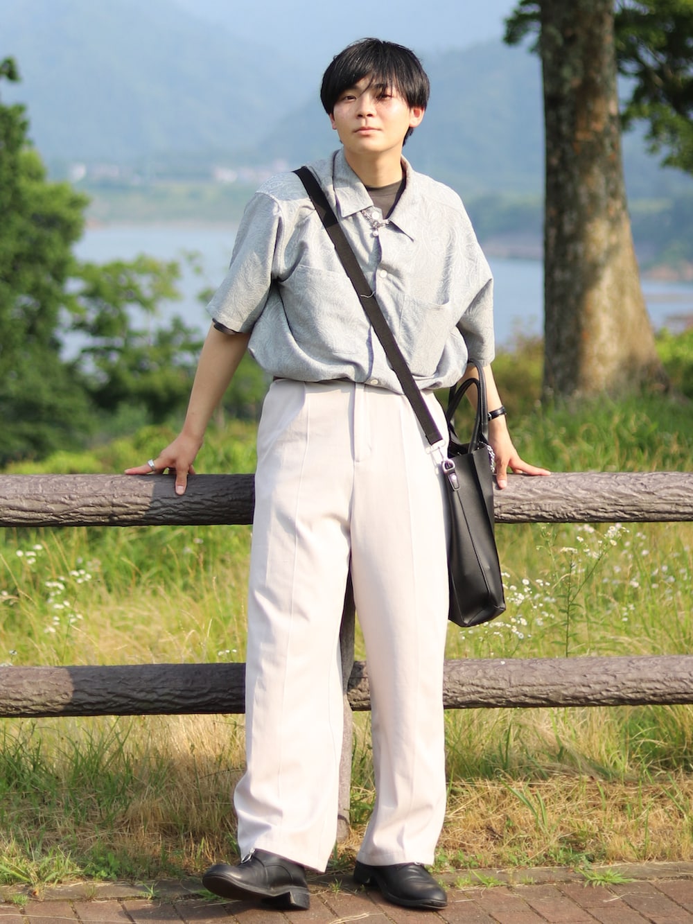 「夏ルックで気分アップ、シャツスタイル、白パンツ、革靴、タックイン、メンズコーデ、シンプルスタイル、夏コーデ、大人カジュアル、レザーバッグ」｜「POUTOJOURUの【ポートジュール】 レザー　クラシック縦型トートバッグ ZOZOTOWN限定（トートバッグ、ブラック系）」を使った、りゅんやさん（メンズ・174cm）の夏コーディネートの2枚目の写真
