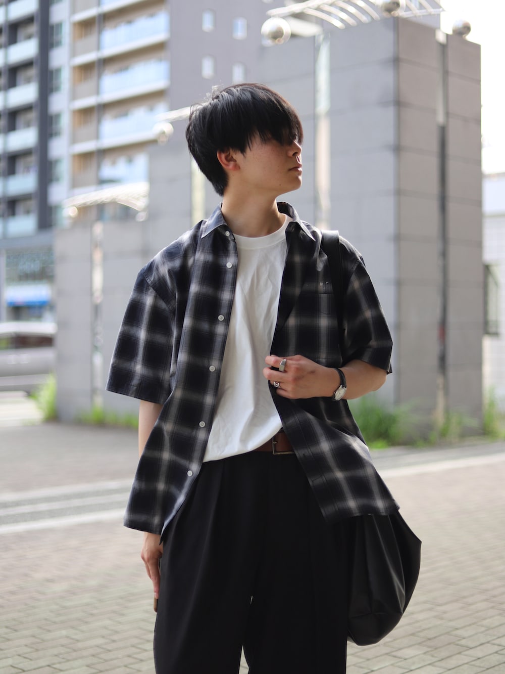 「柄シャツ、チェックシャツ、スラックス、お出かけコーデ、きれいめカジュアル、革靴、Tシャツ、タックイン」｜「UNIQLOのチノワイドパンツ（その他パンツ、ブラック系）」を使った、りゅんやさん（メンズ・174cm）の夏コーディネートの2枚目の写真