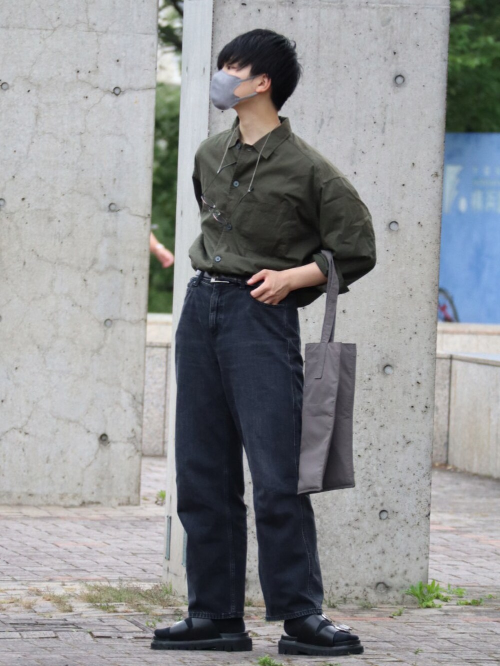 ブラック系のサンダル、グレー系のトートバッグを着用したメンズの春コーディネートの2枚目の写真